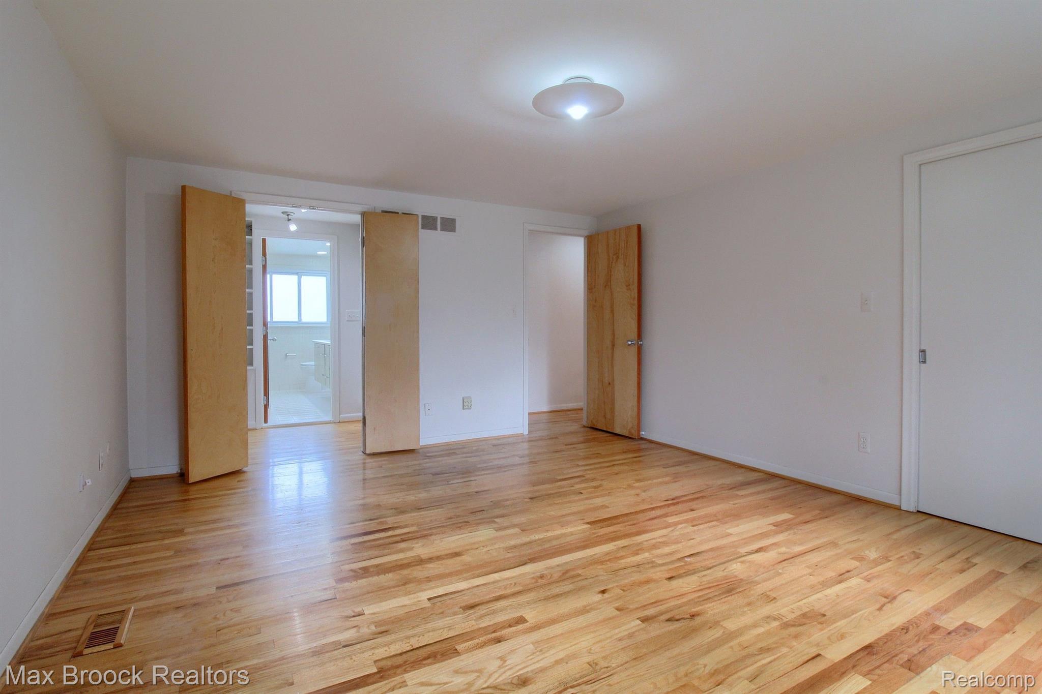 5354 DEERFIELD VILLAGE Drive