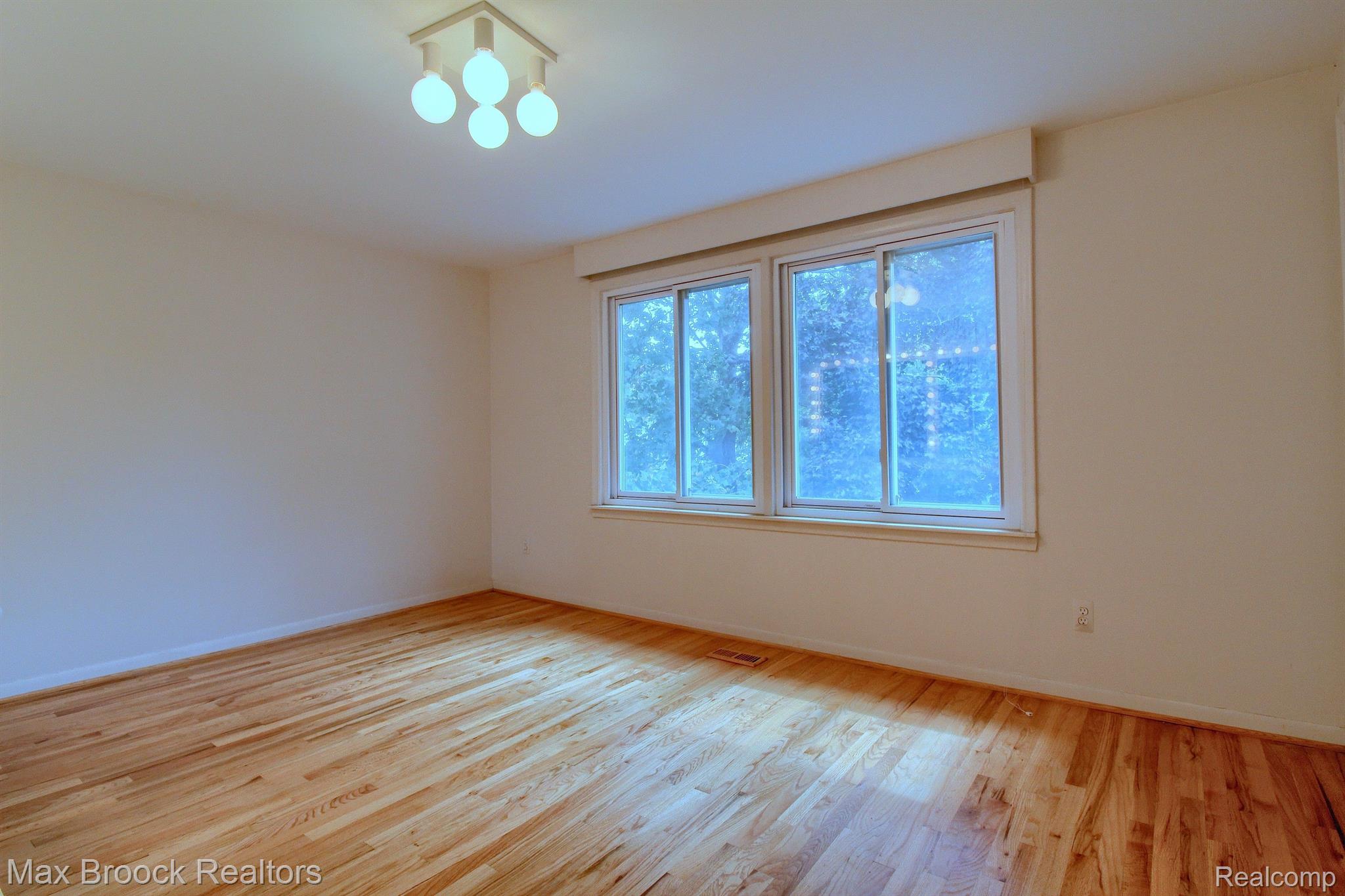 5354 DEERFIELD VILLAGE Drive