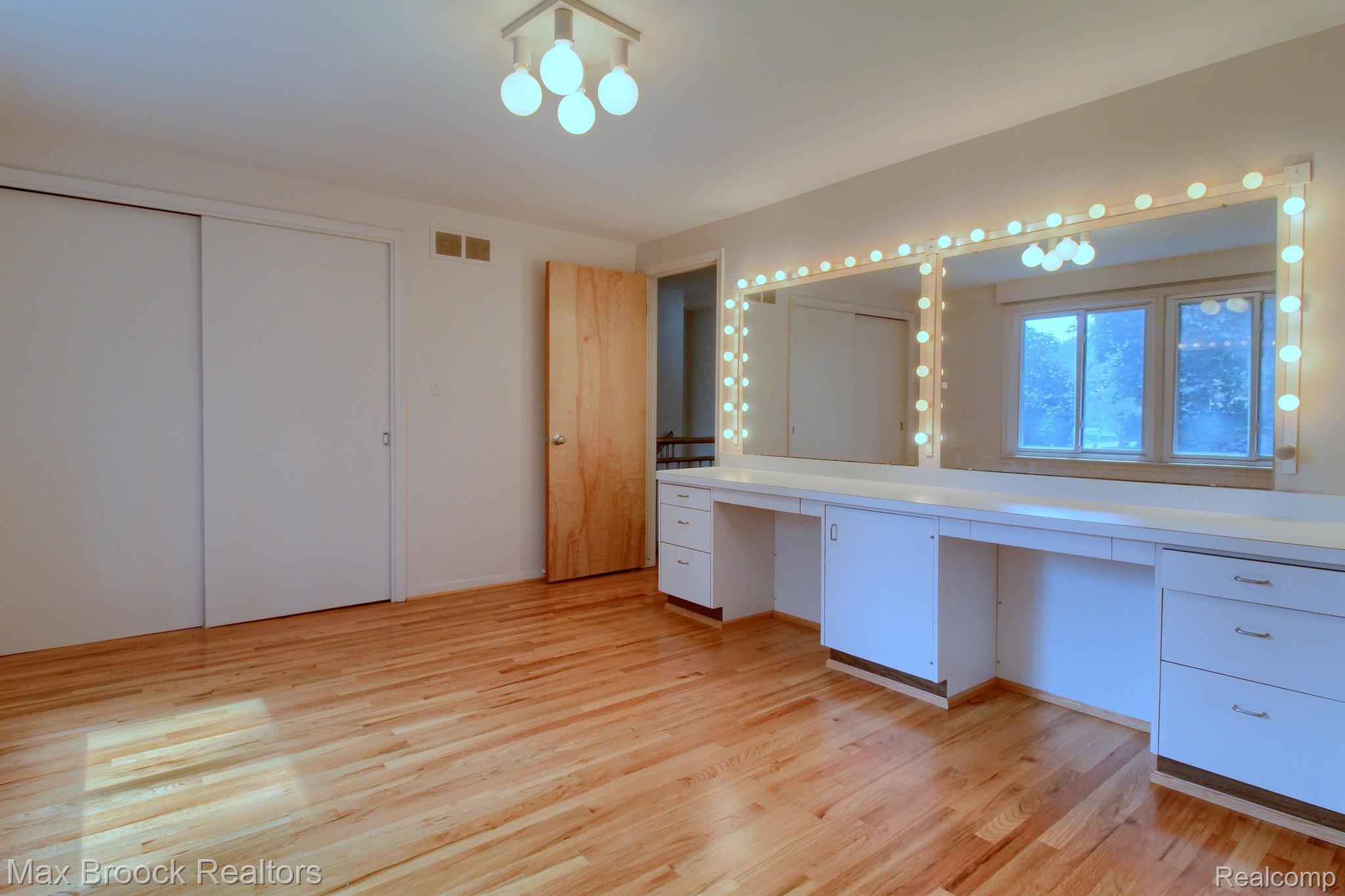 5354 DEERFIELD VILLAGE Drive