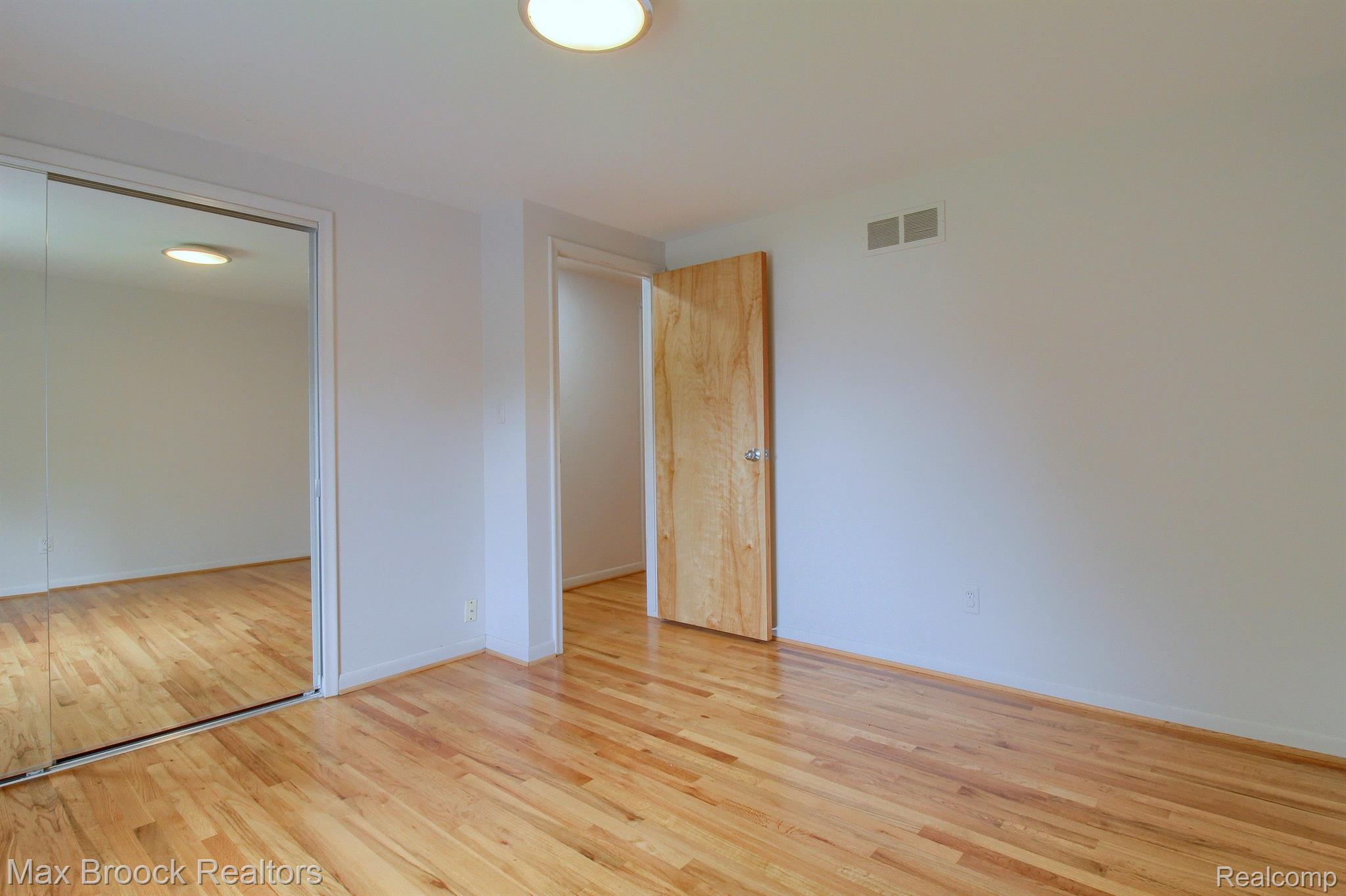 5354 DEERFIELD VILLAGE Drive