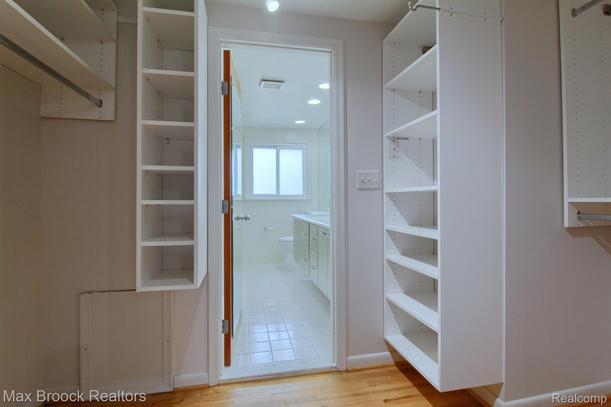 5354 DEERFIELD VILLAGE Drive