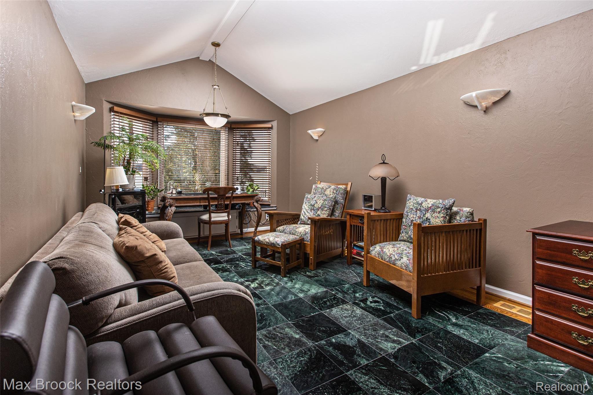 5560 PUTNAM  Drive