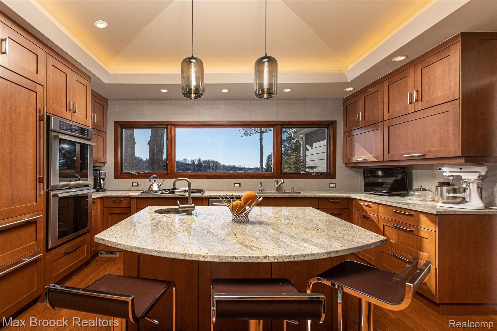 5560 PUTNAM  Drive