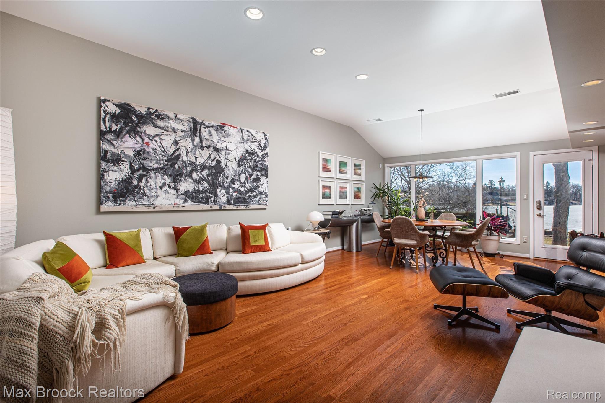 5560 PUTNAM  Drive
