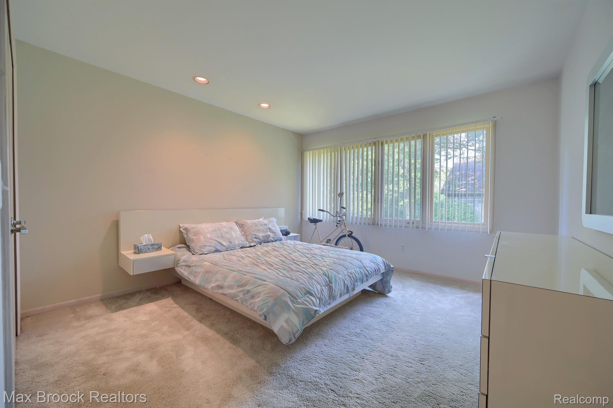 5592 WATER WAY