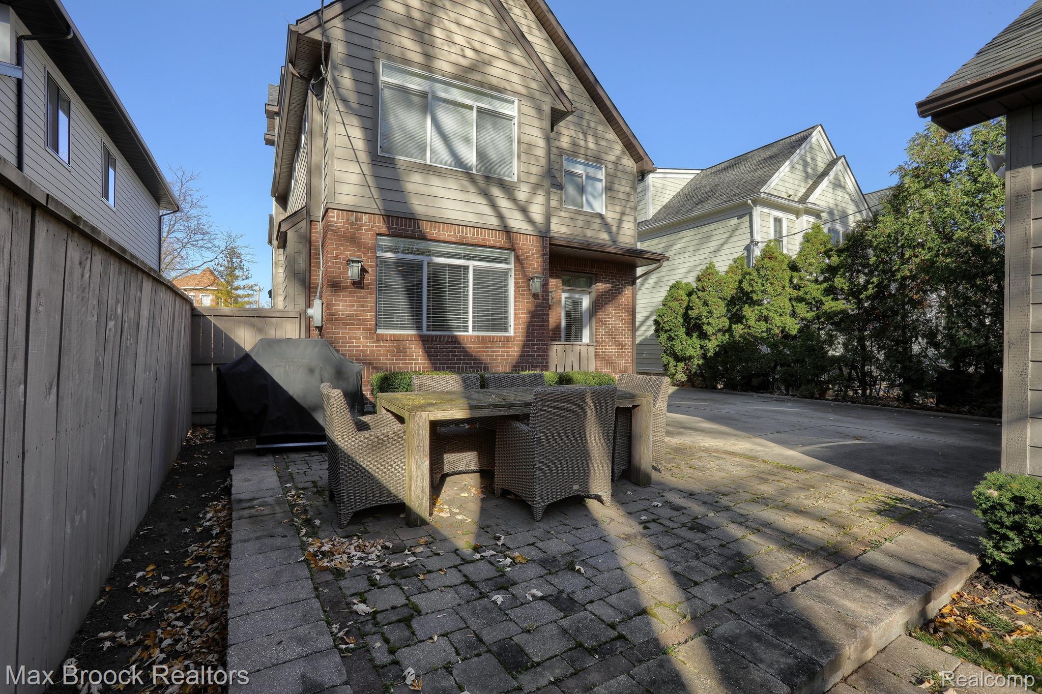 674 CHAPIN Avenue