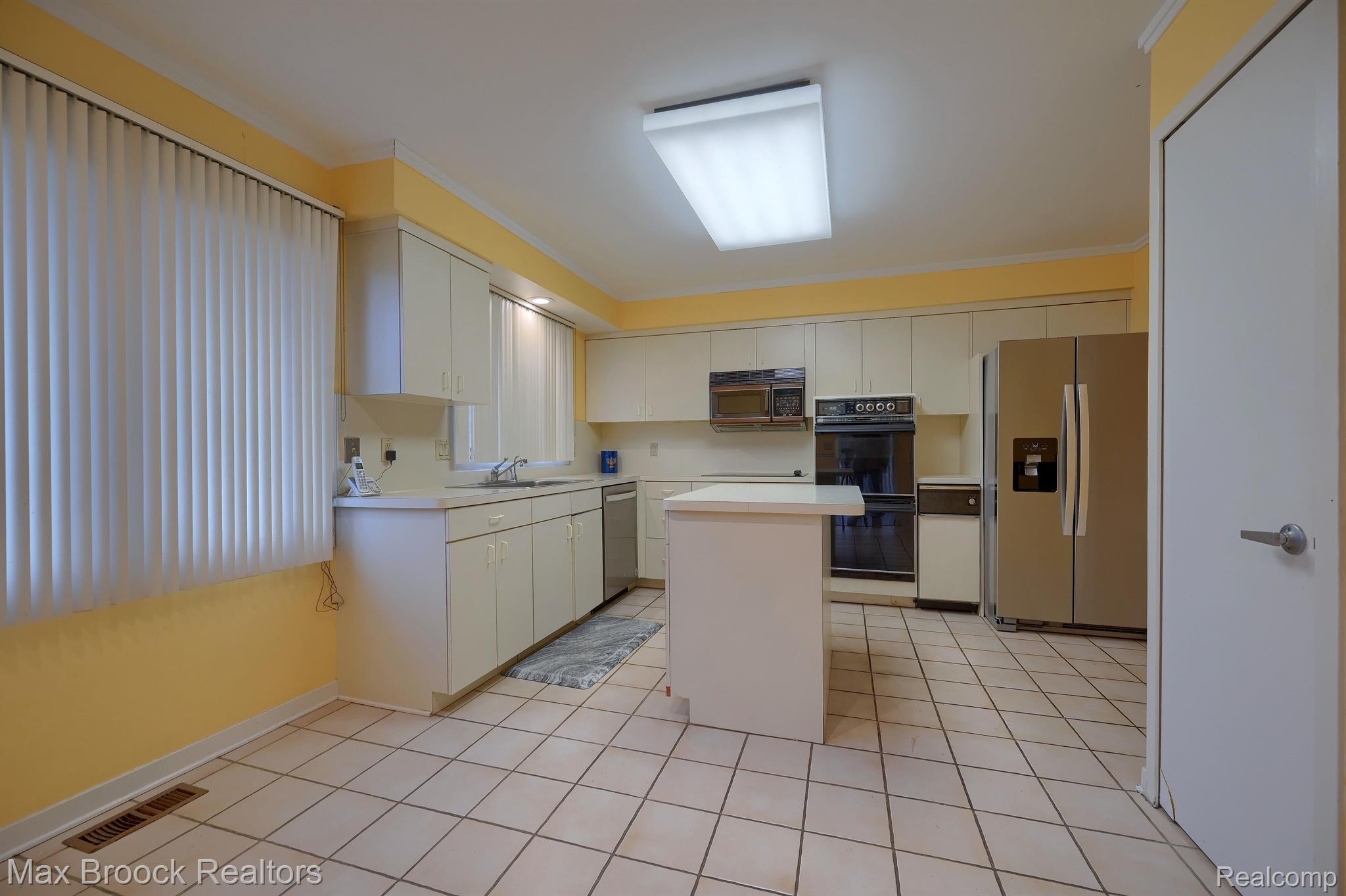 30452 STRATFORD Court