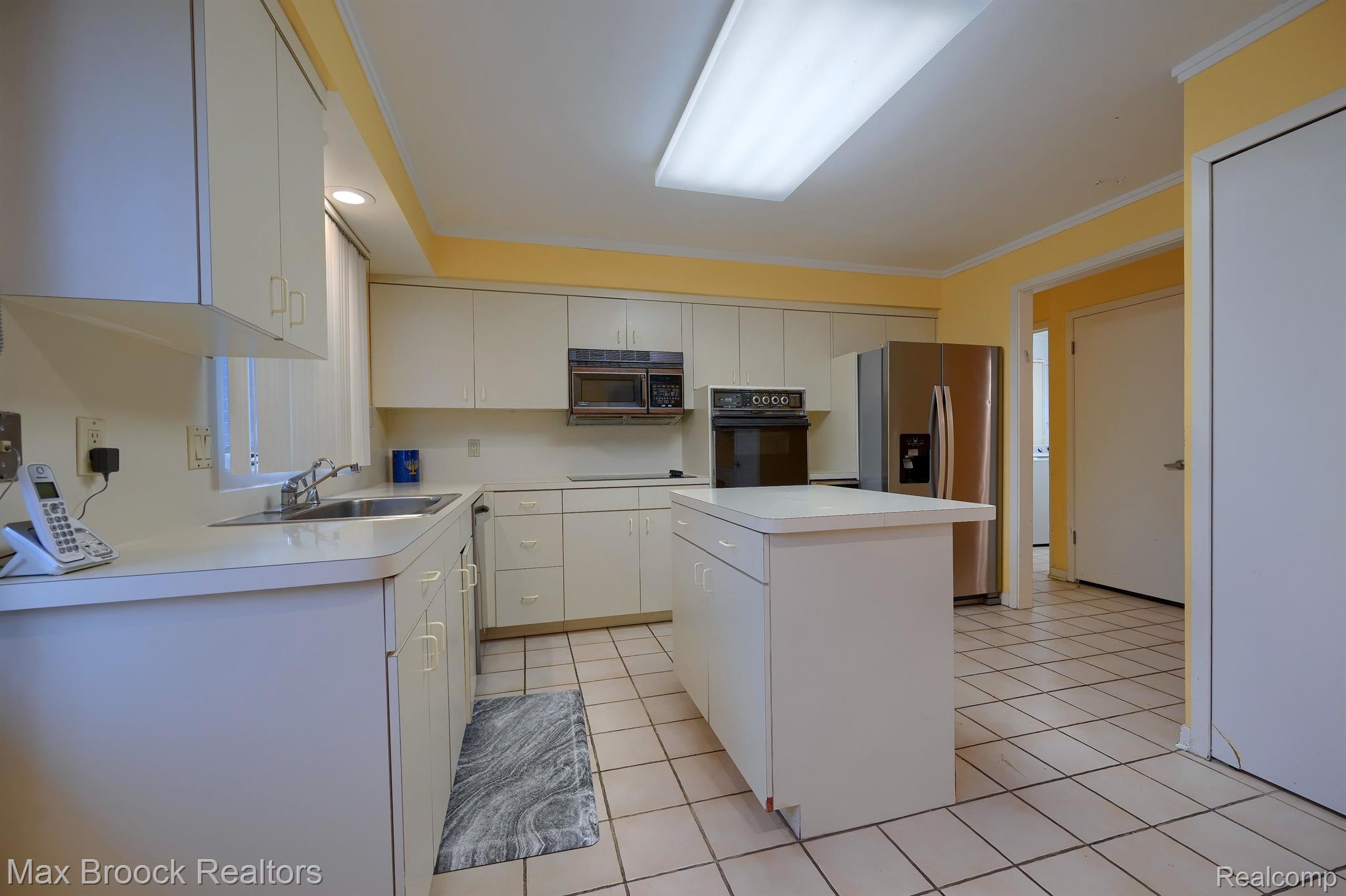 30452 STRATFORD Court