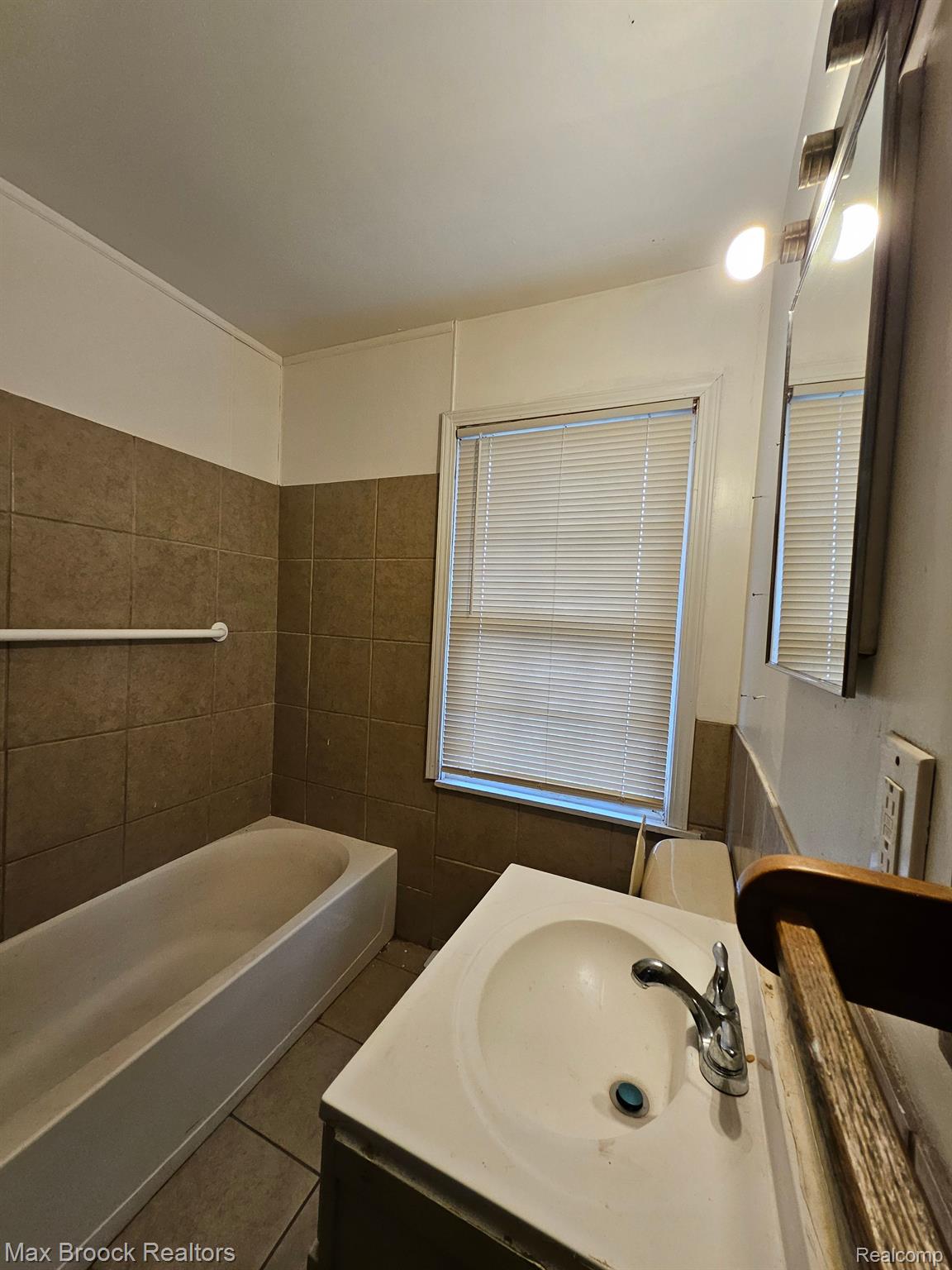 68 N ASTOR Street
