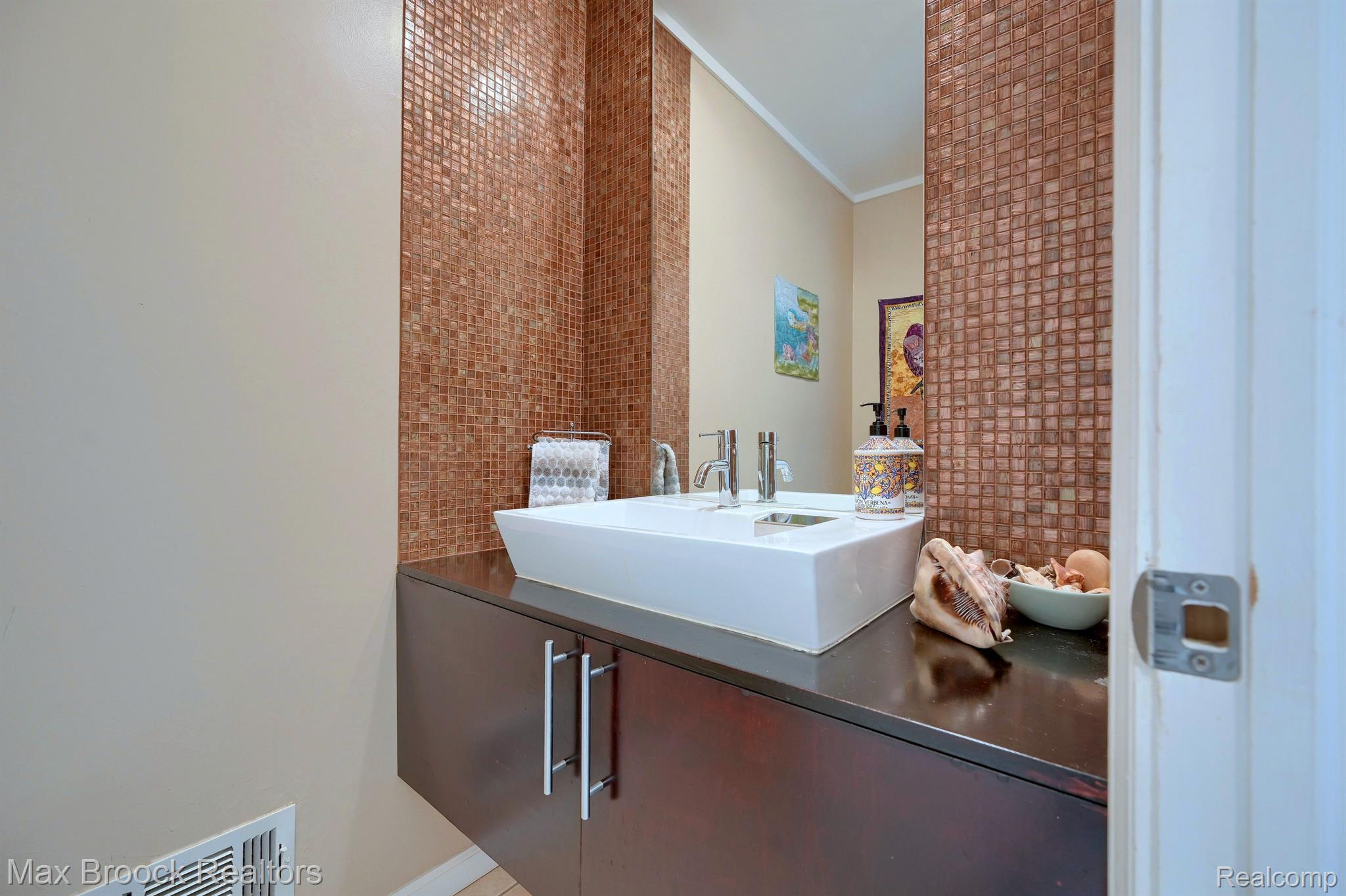 3156 WOODLAND RIDGE Drive