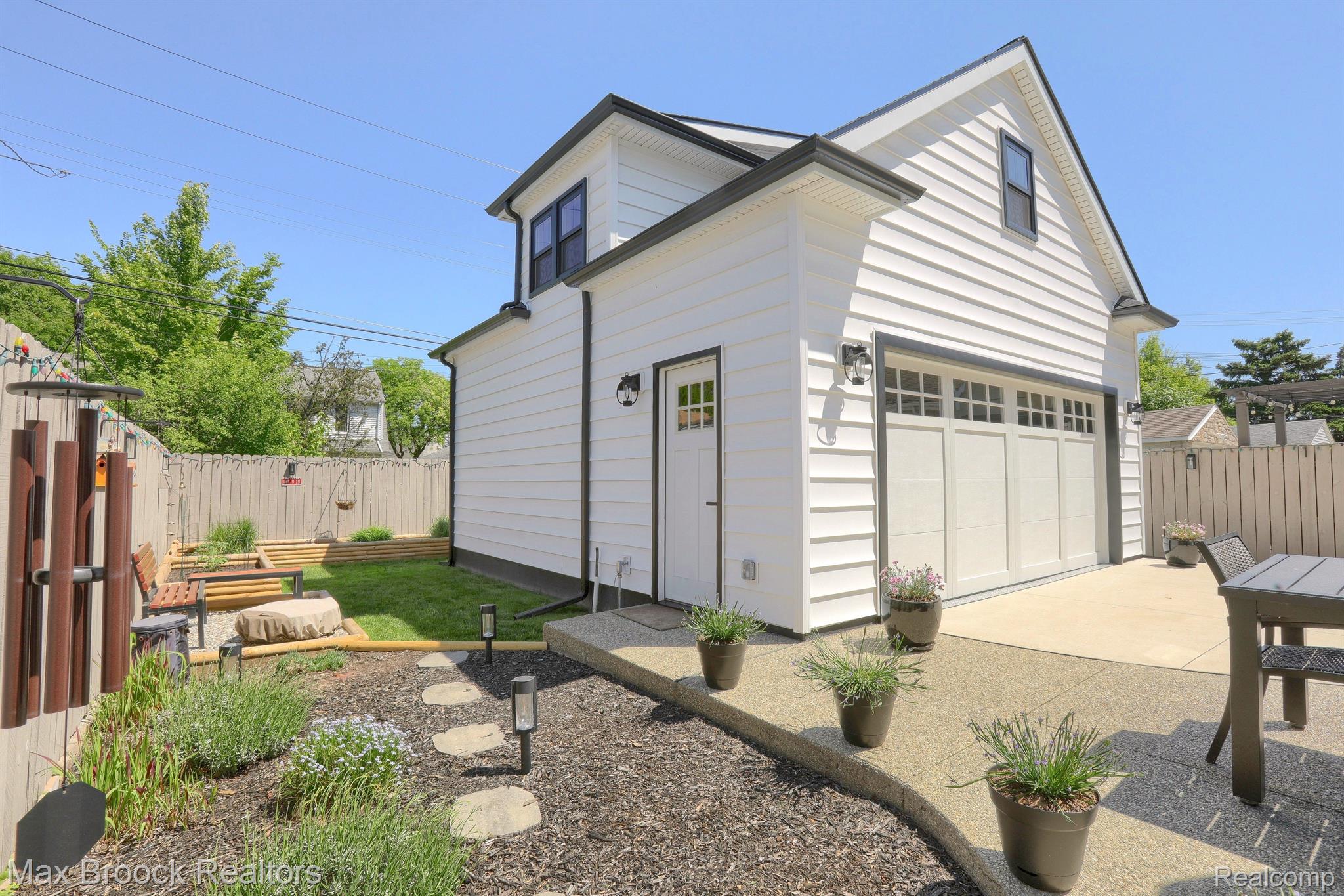 1275 DAVIS Avenue