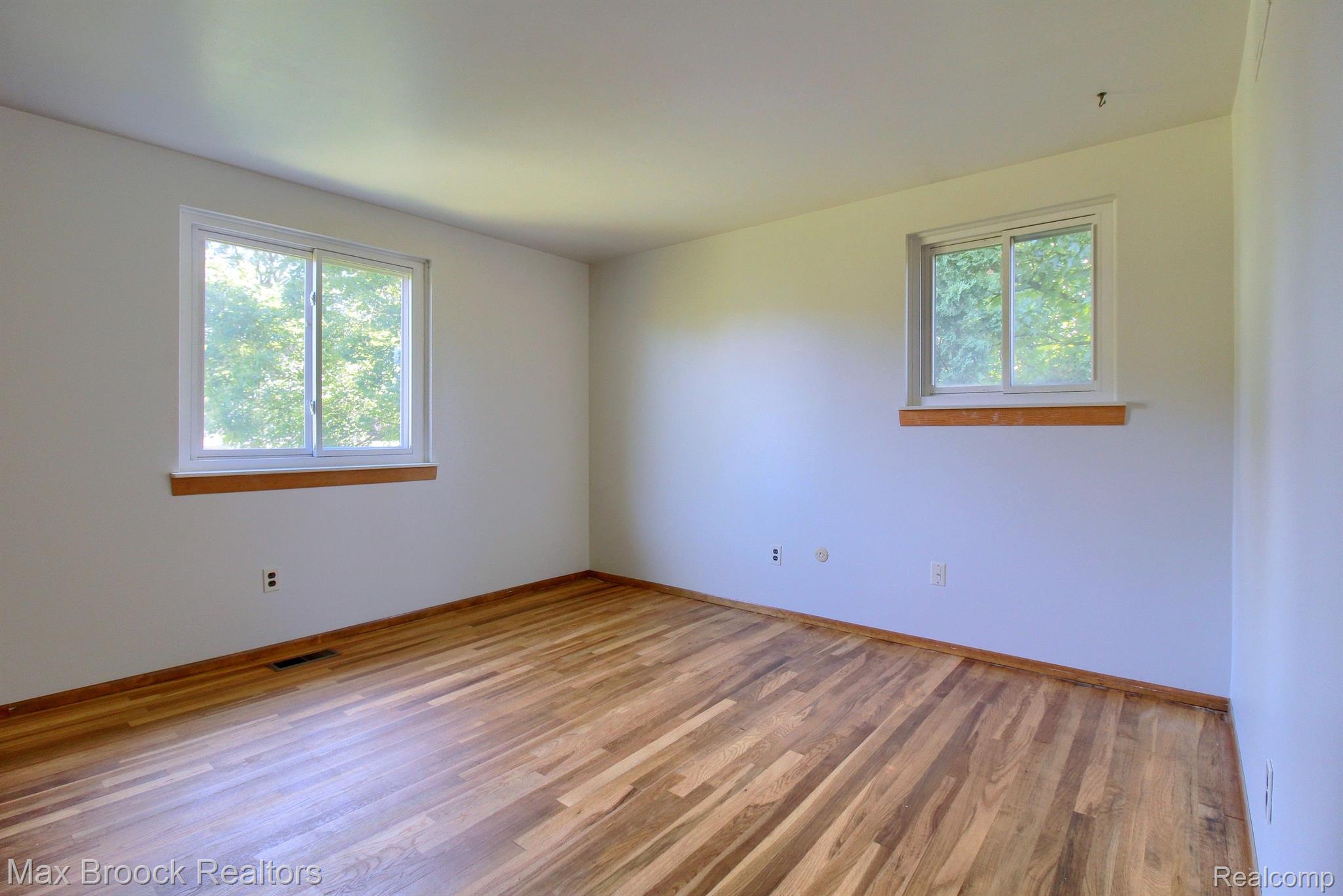 6992 LESLEE CREST Drive