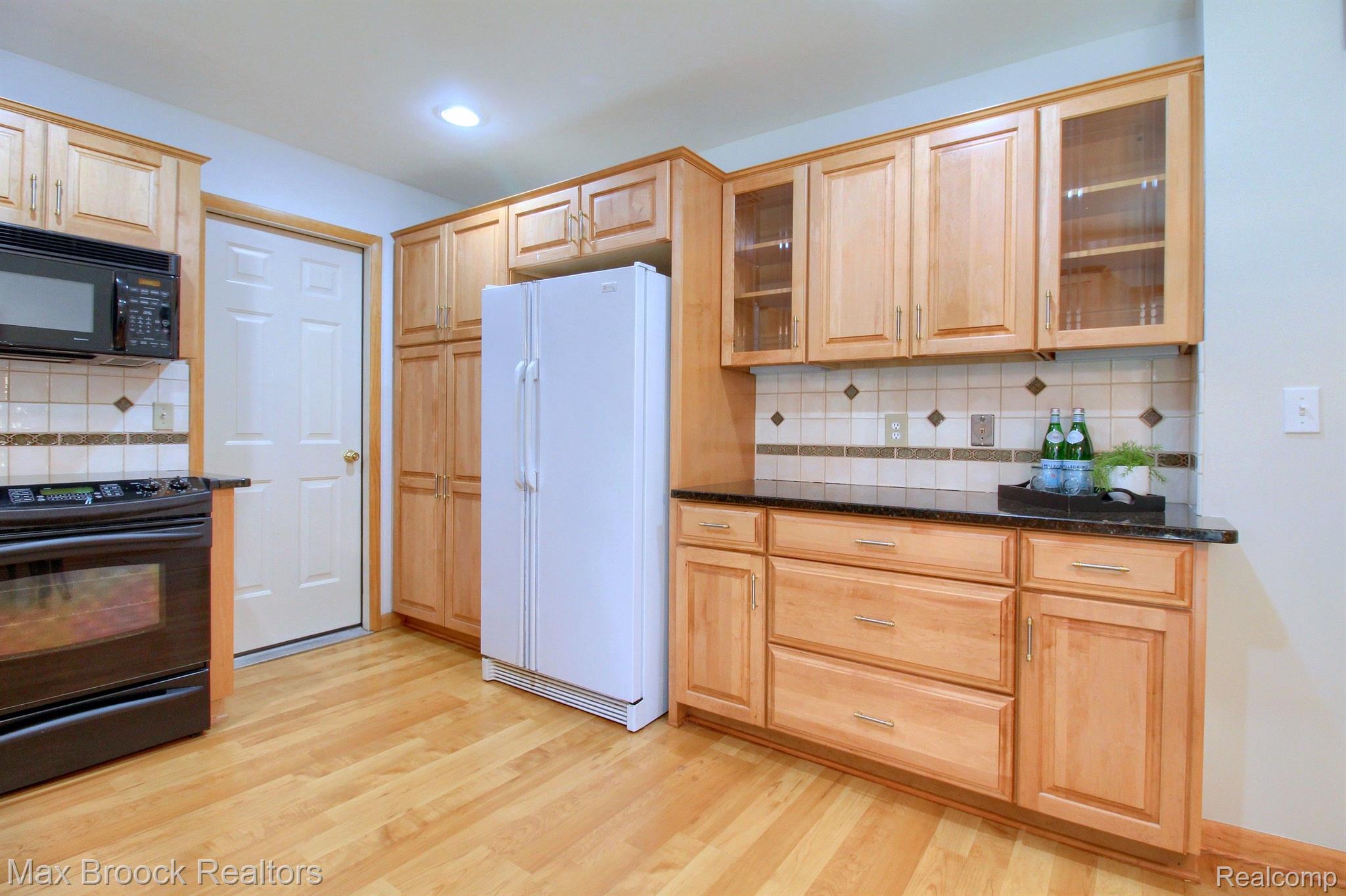 6992 LESLEE CREST Drive