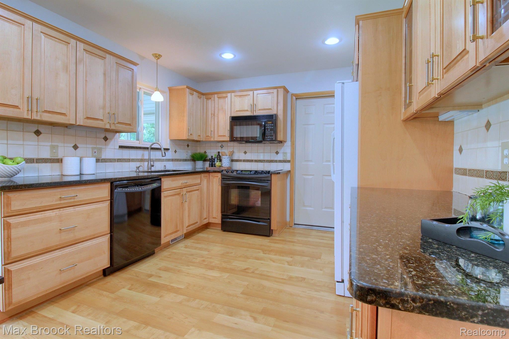 6992 LESLEE CREST Drive