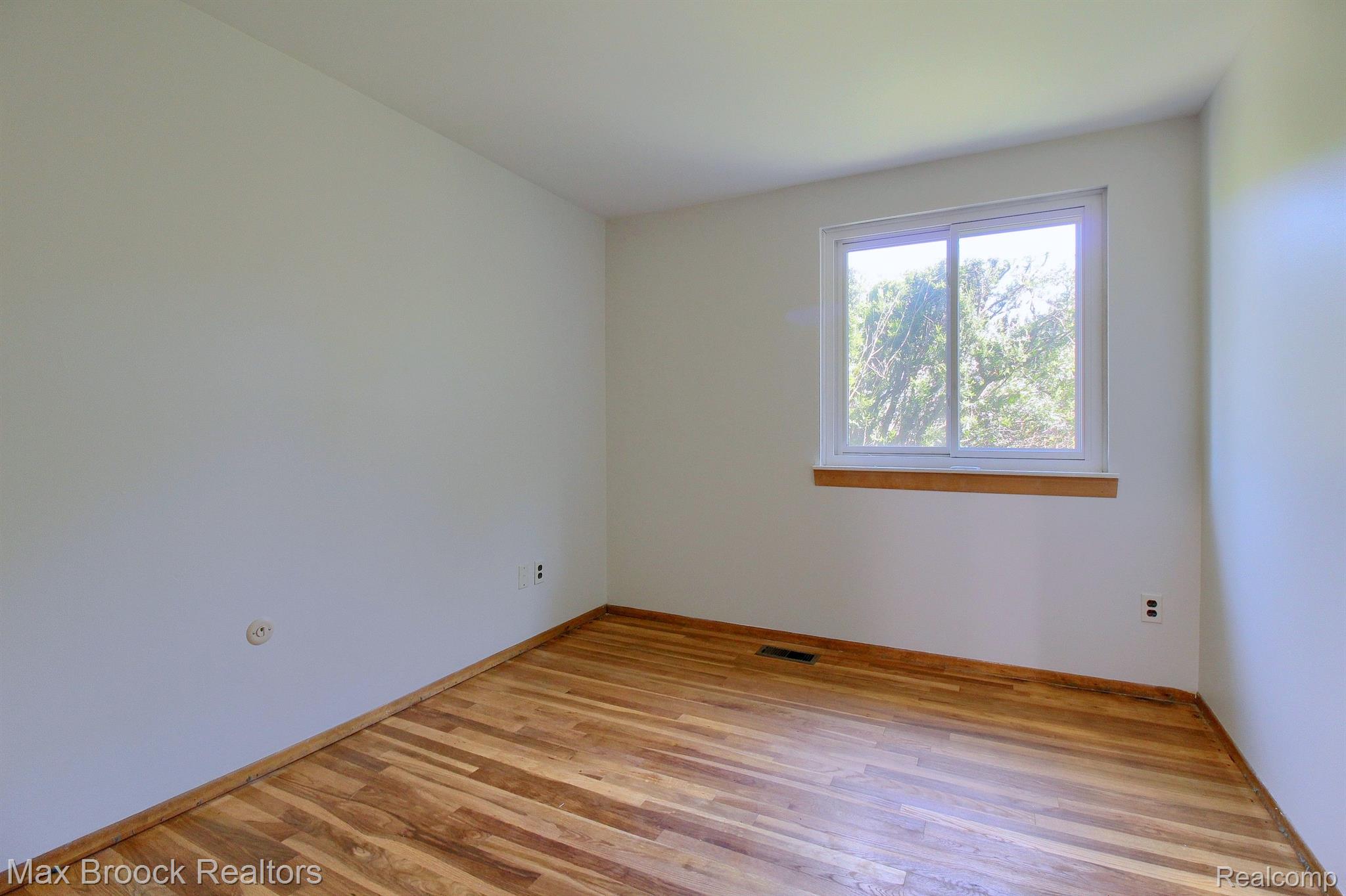 6992 LESLEE CREST Drive