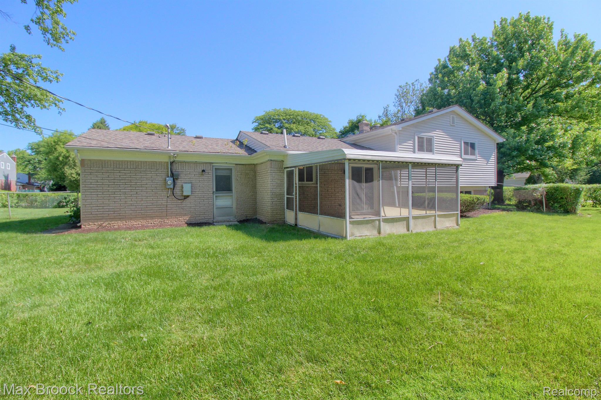 6992 LESLEE CREST Drive