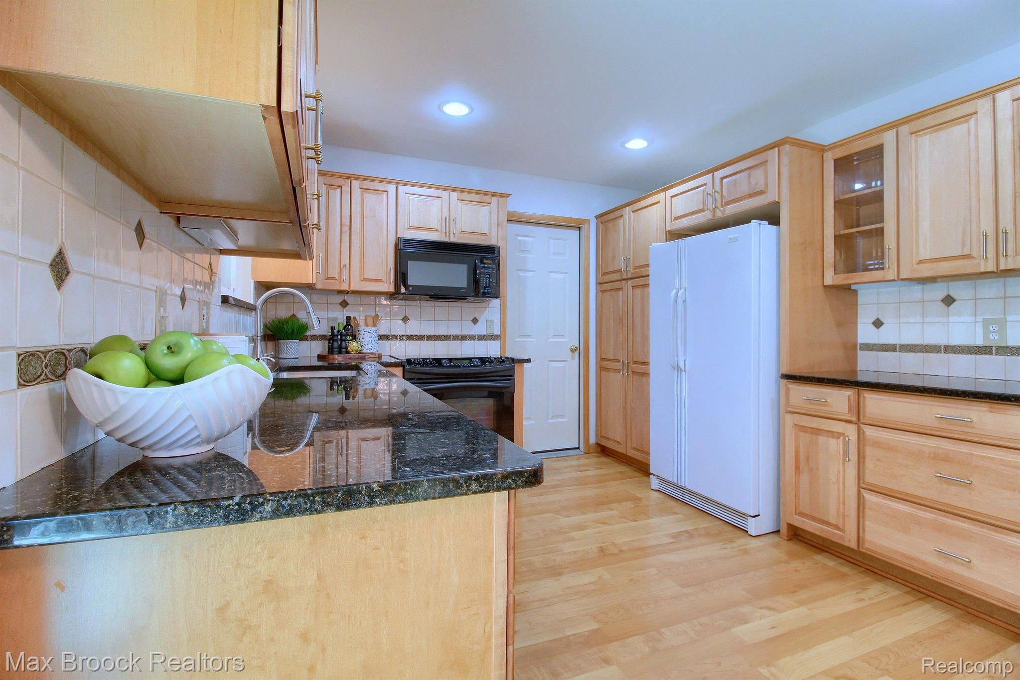 6992 LESLEE CREST Drive