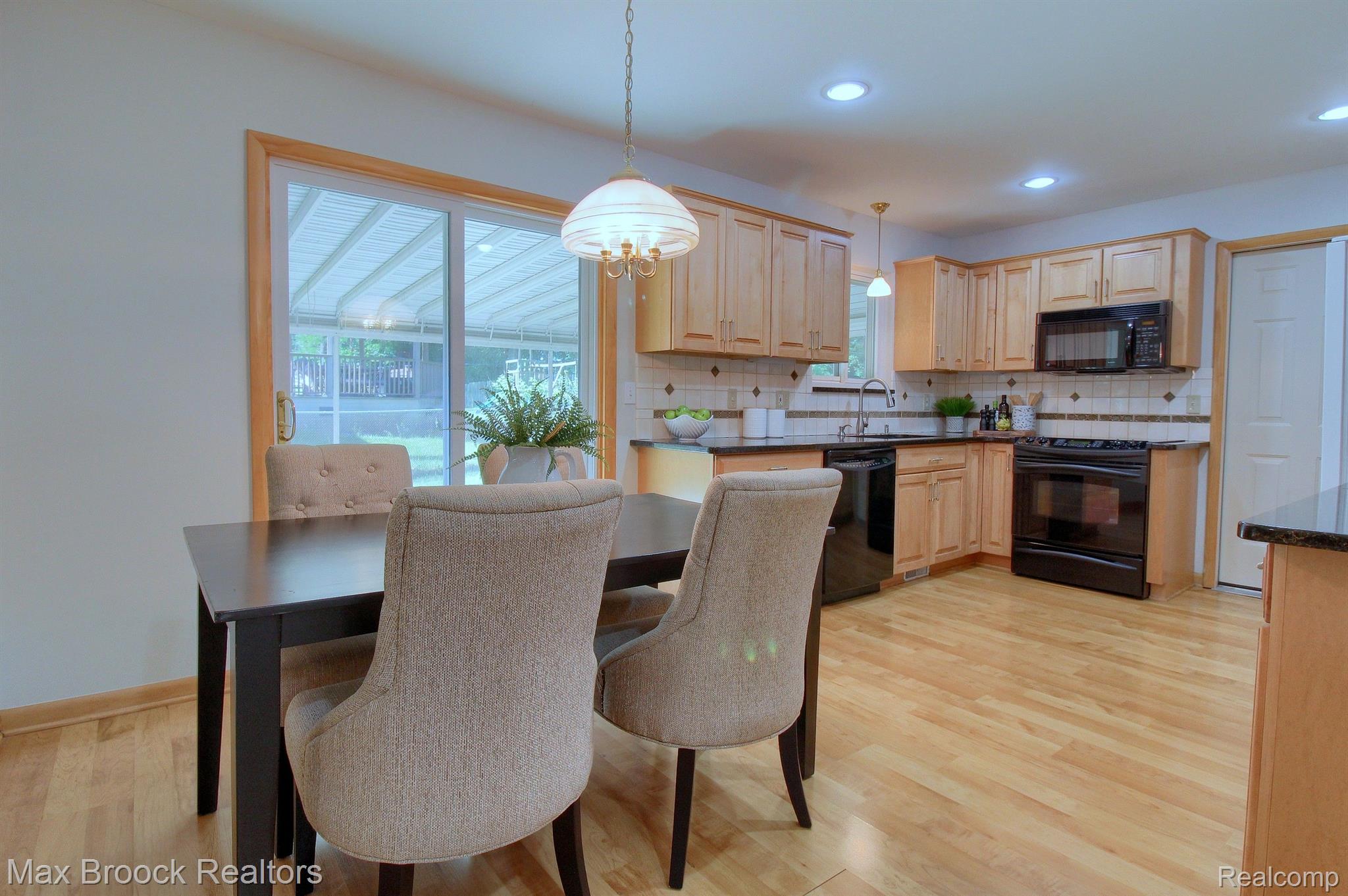 6992 LESLEE CREST Drive
