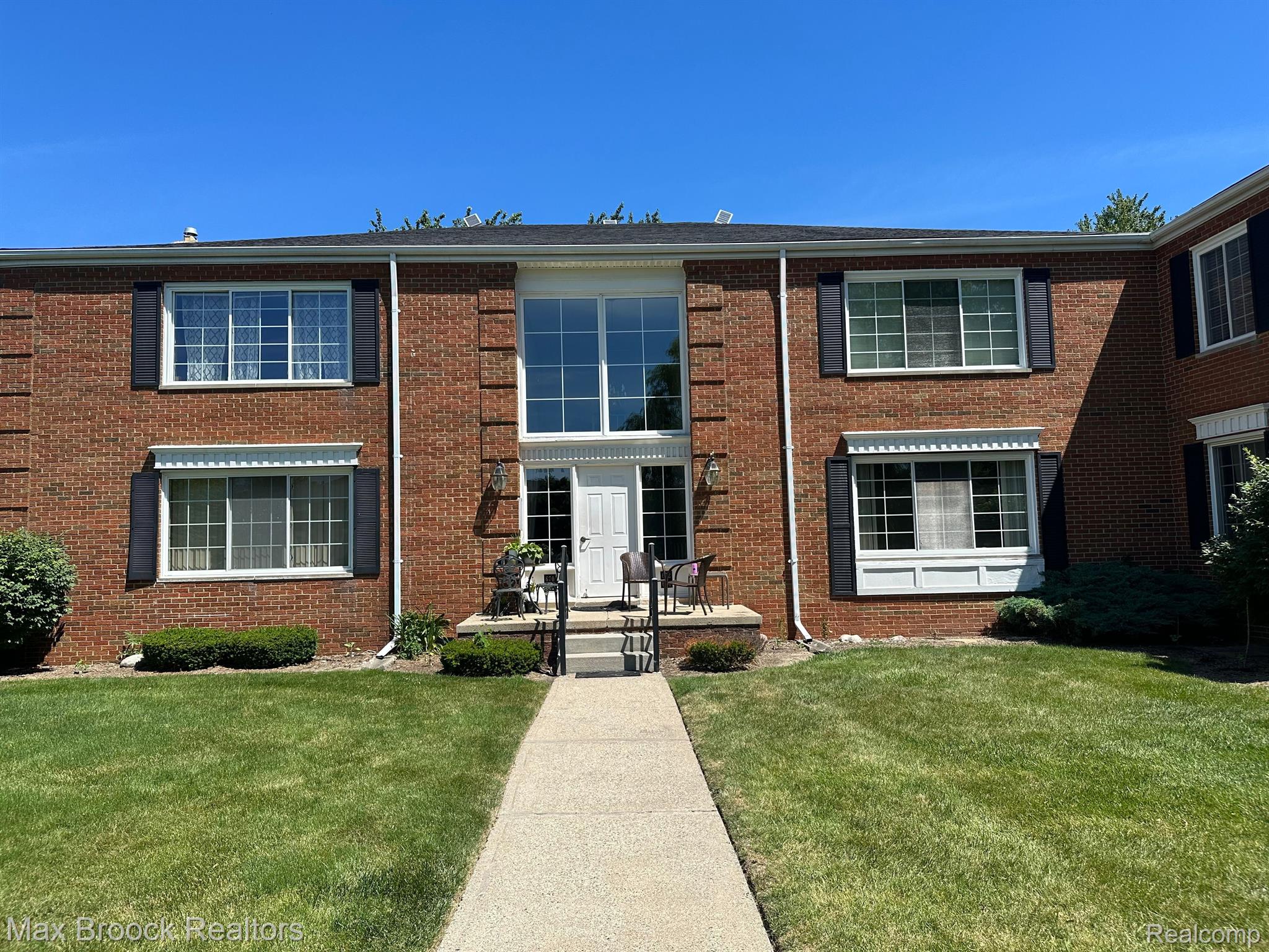 664 E FOX HILLS Drive