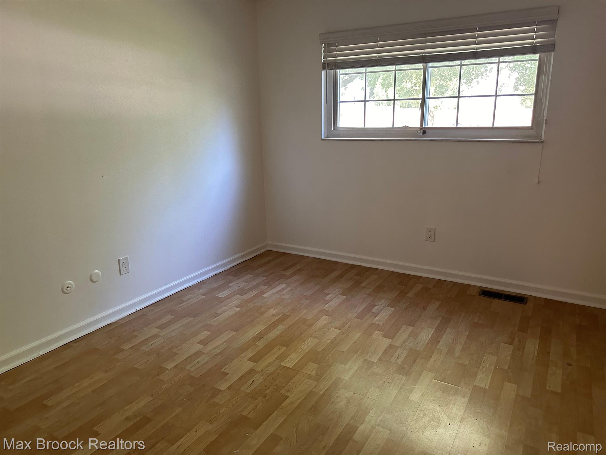 664 E FOX HILLS Drive
