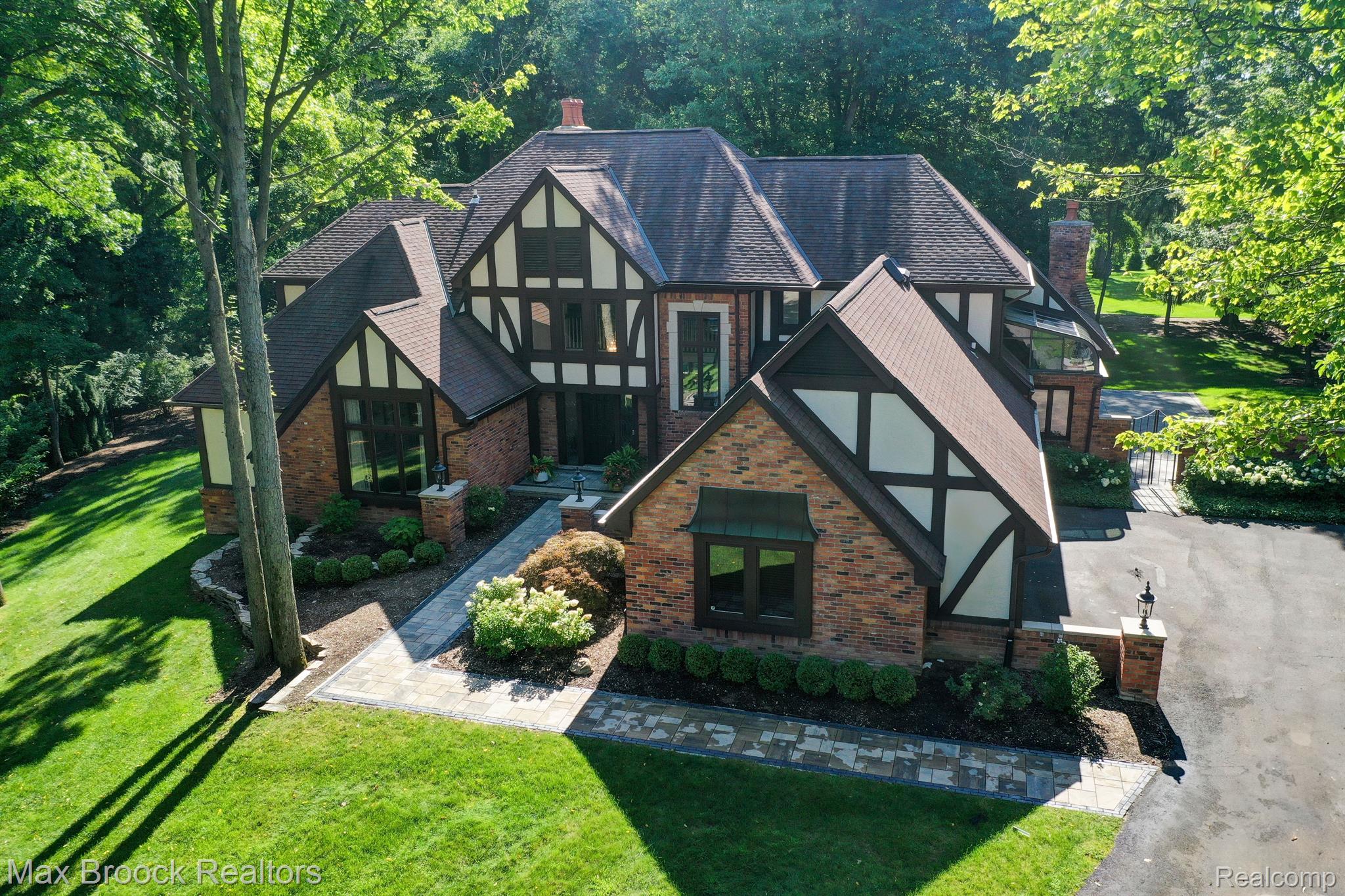 139 MANORWOOD Drive