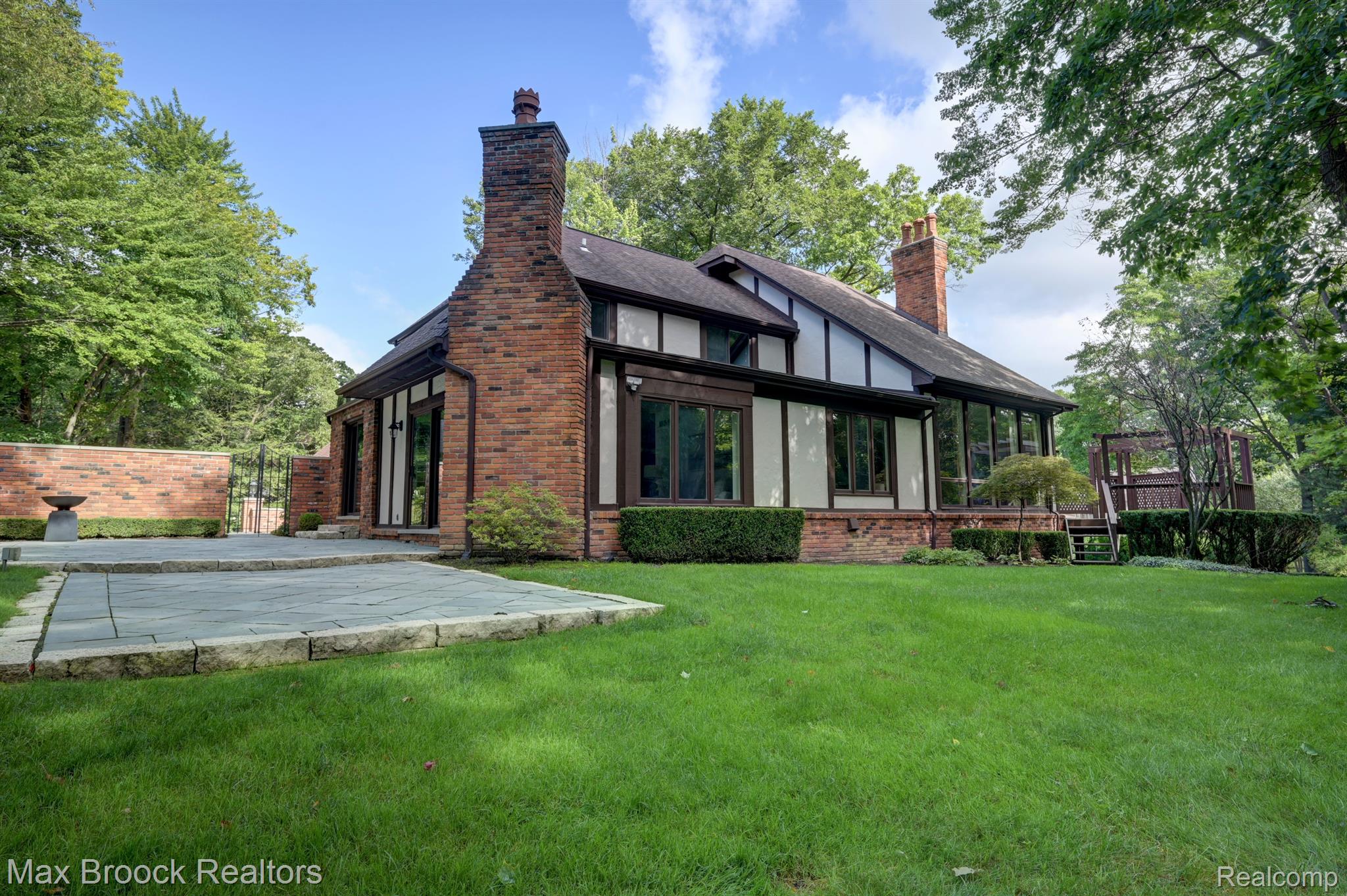 139 MANORWOOD Drive