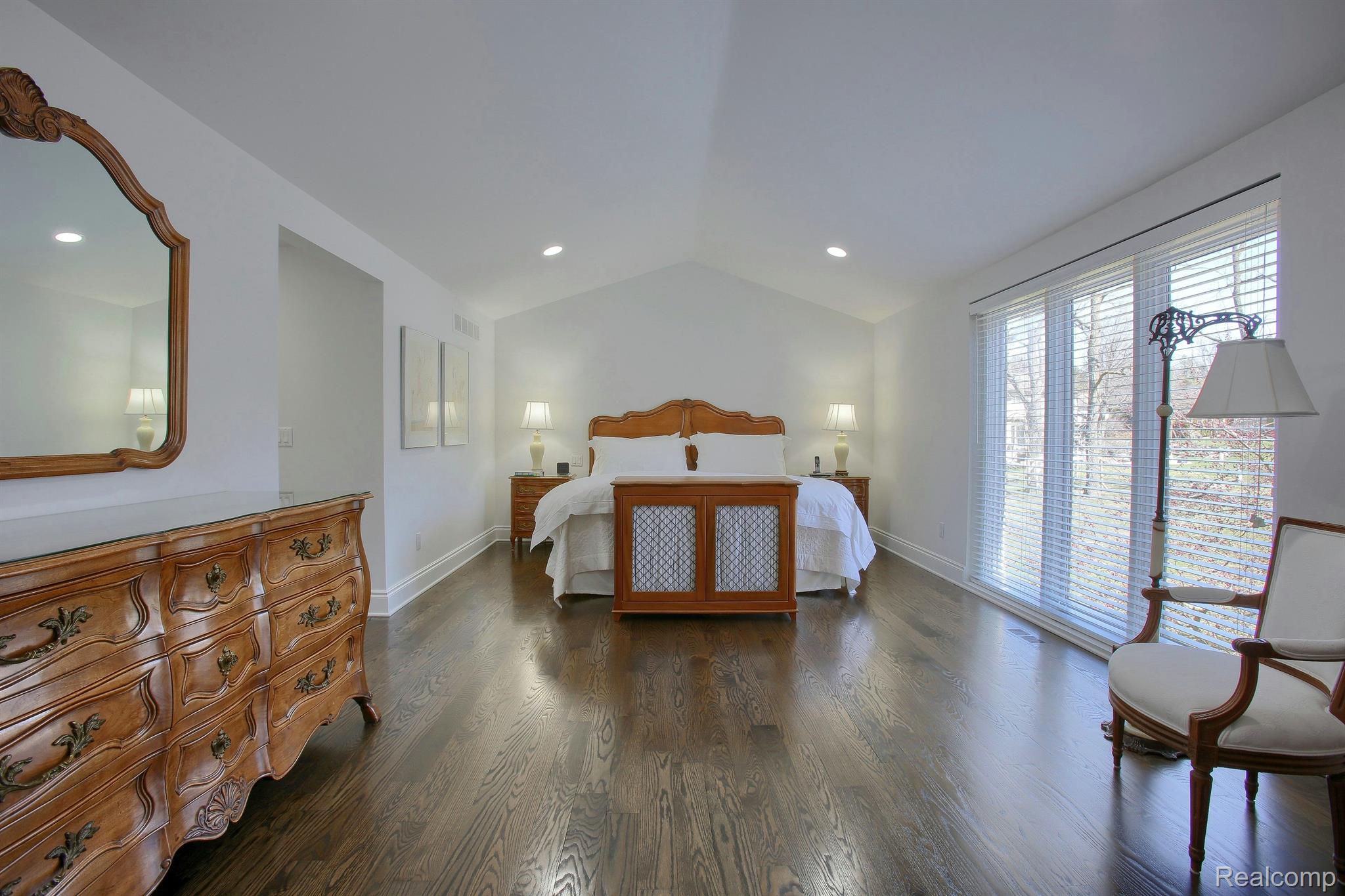4907 CHAMPLAIN Circle