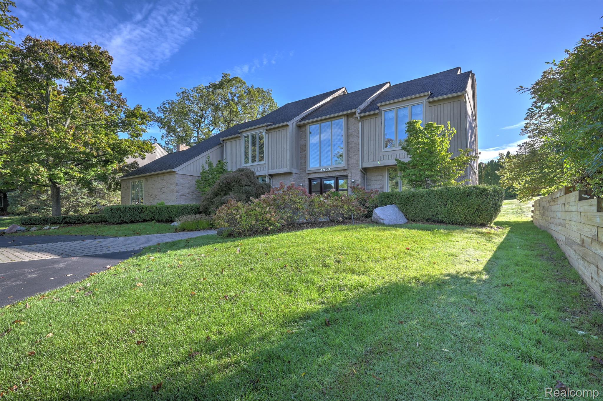 4907 CHAMPLAIN Circle