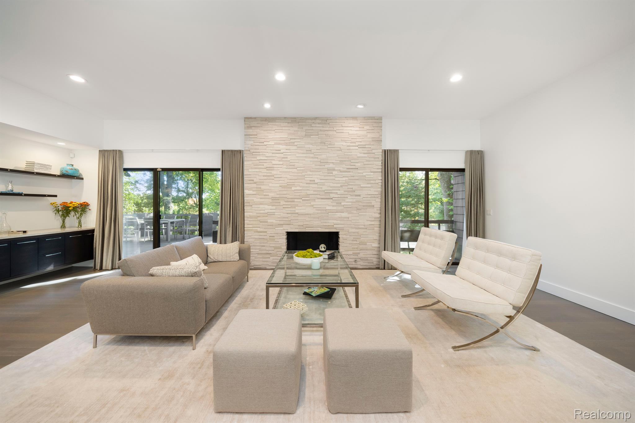 973 BLOOMFIELD WOODS