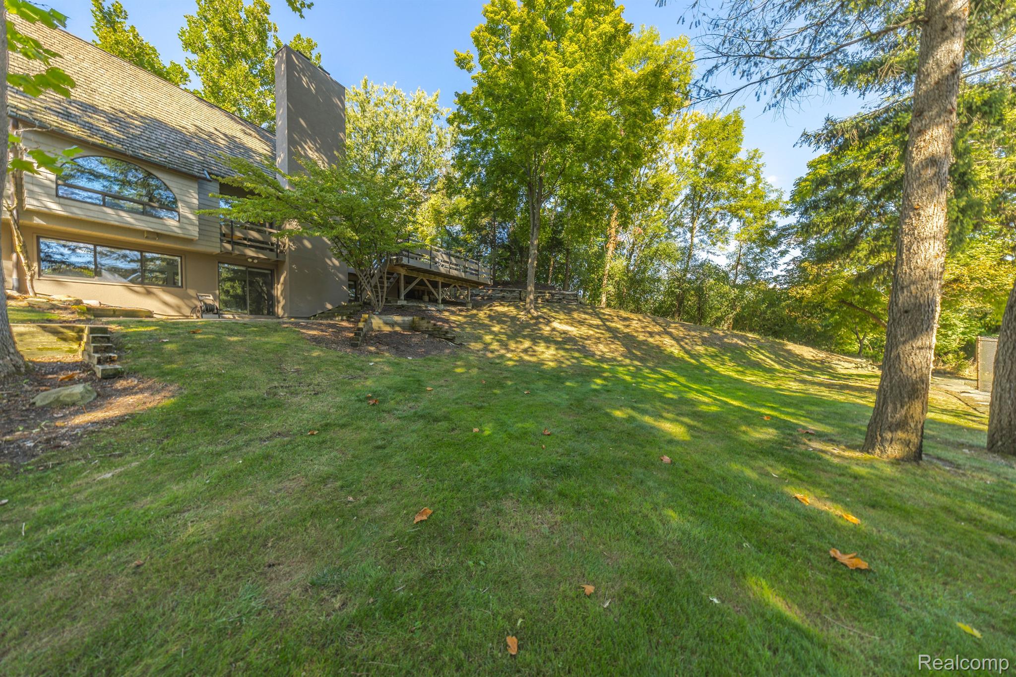973 BLOOMFIELD WOODS
