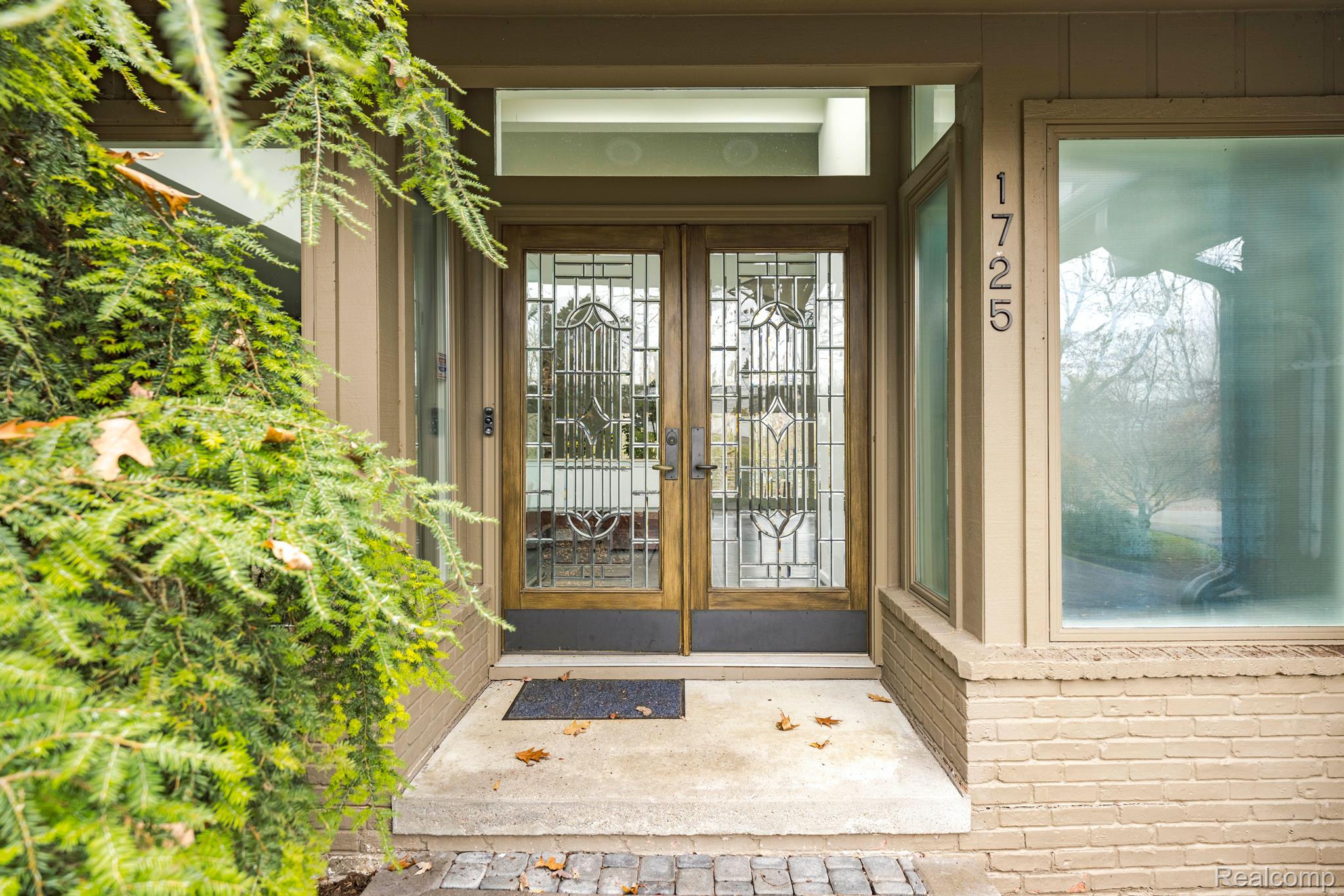 1725 LONG LAKE SHORE Drive
