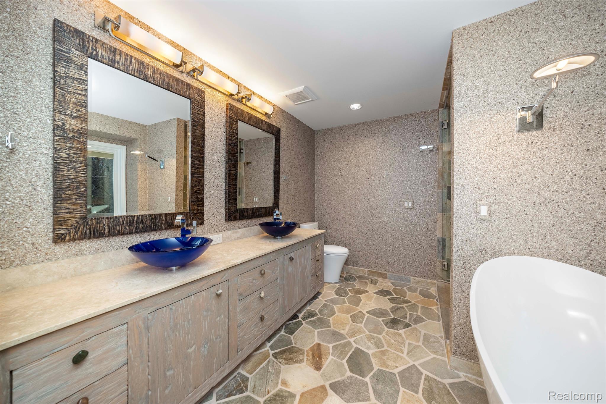 1725 LONG LAKE SHORE Drive