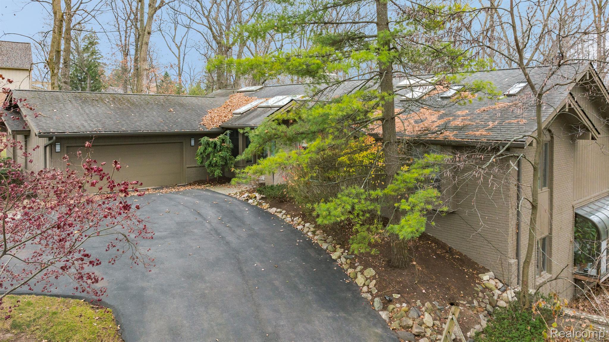 1725 LONG LAKE SHORE Drive