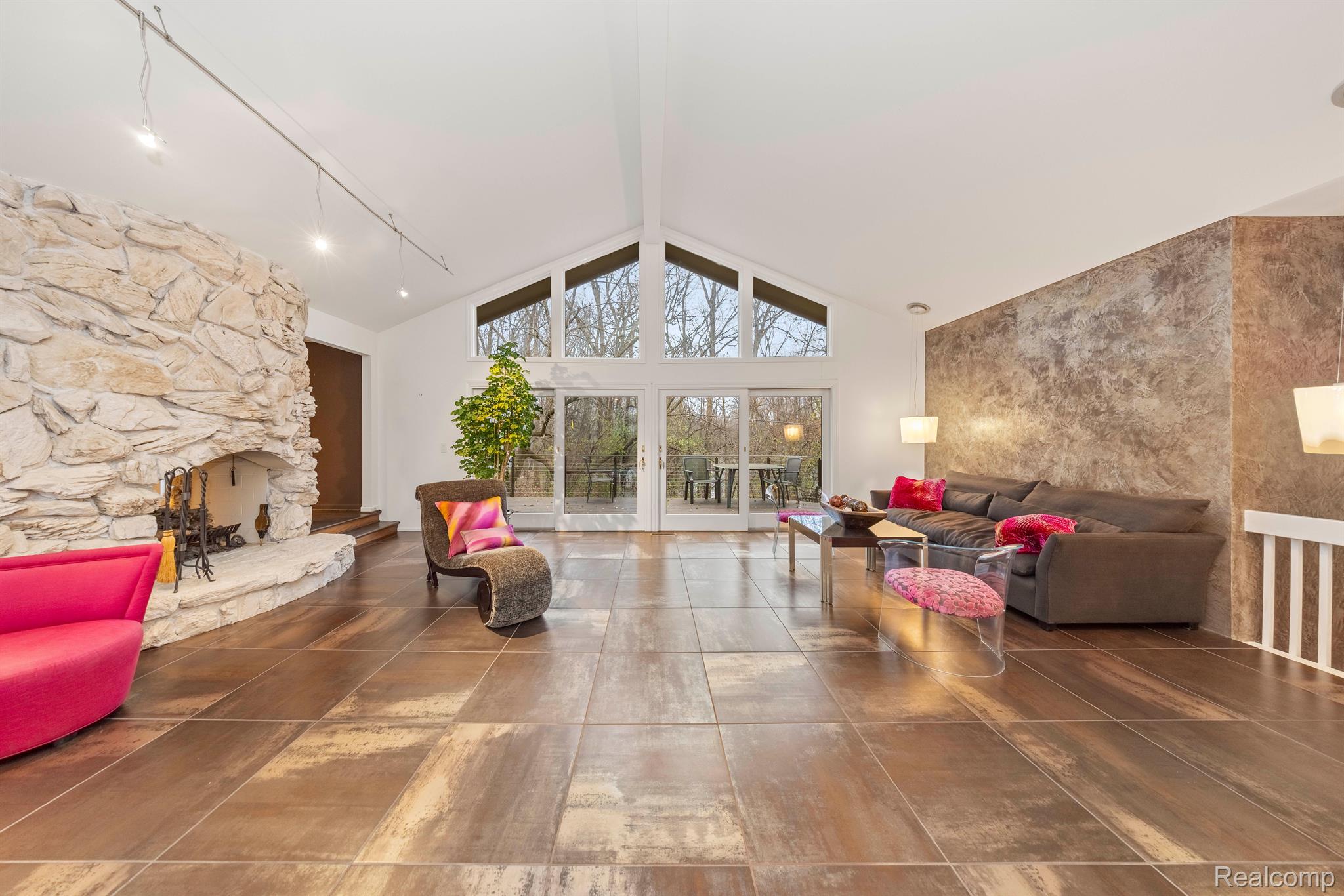 1725 LONG LAKE SHORE Drive