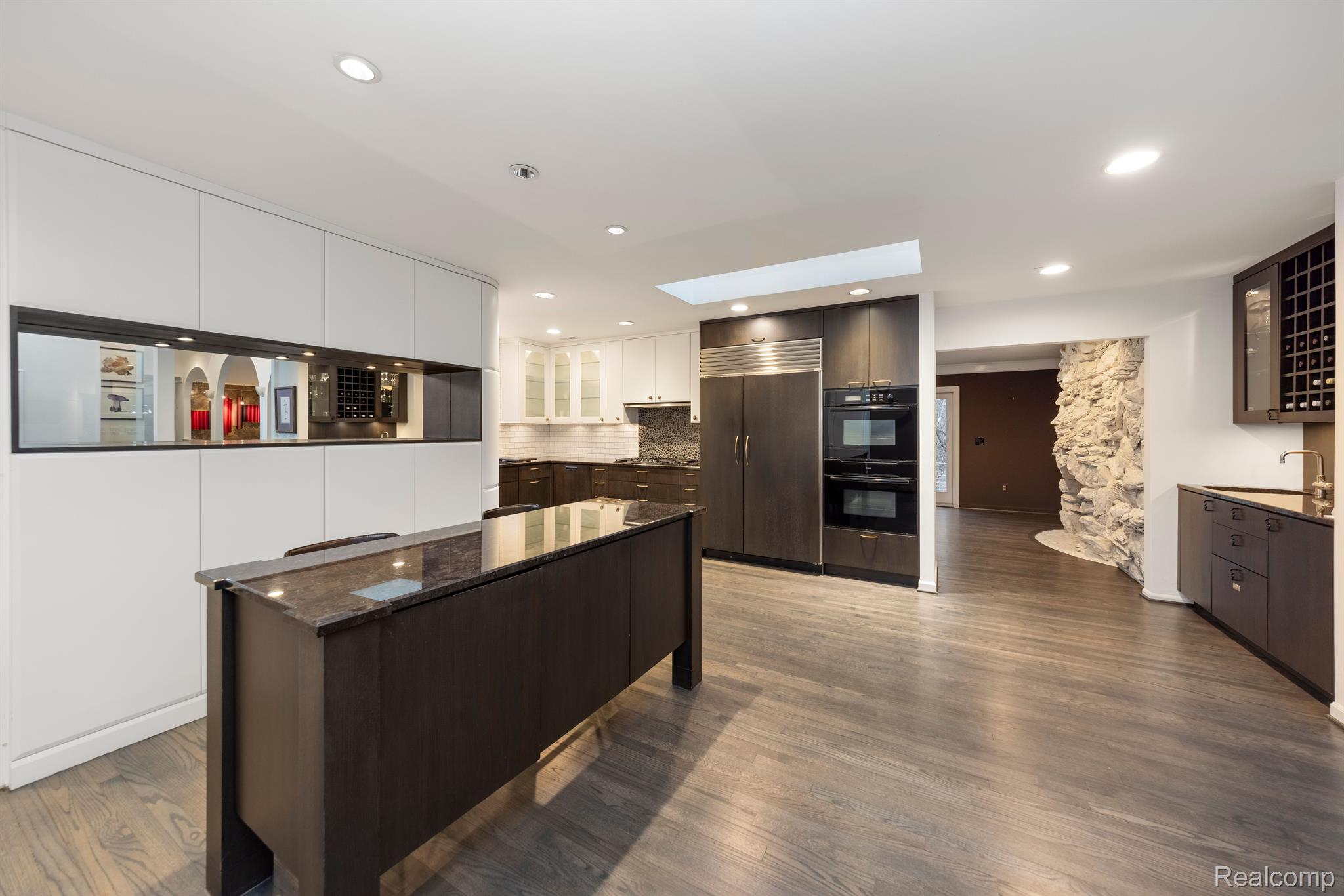 1725 LONG LAKE SHORE Drive