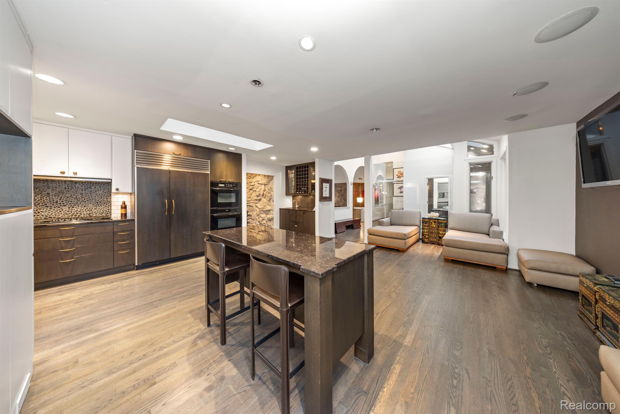 1725 LONG LAKE SHORE Drive