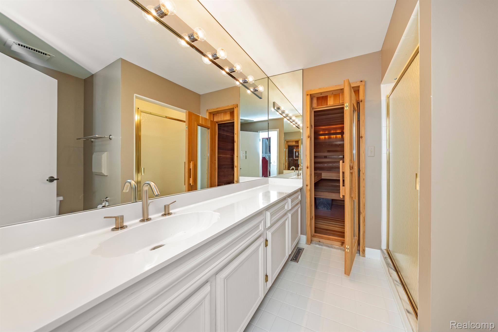 1725 LONG LAKE SHORE Drive