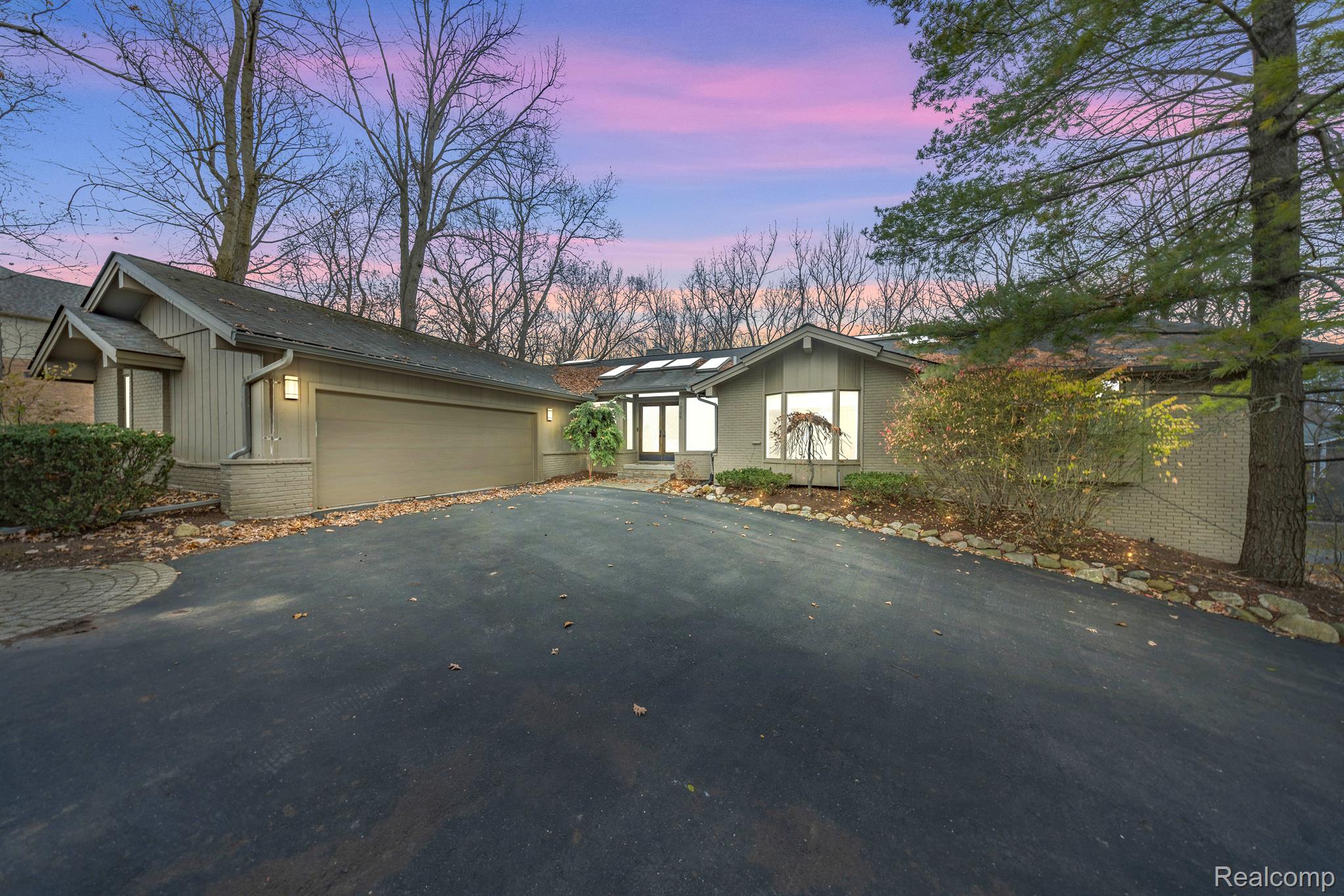 1725 LONG LAKE SHORE Drive