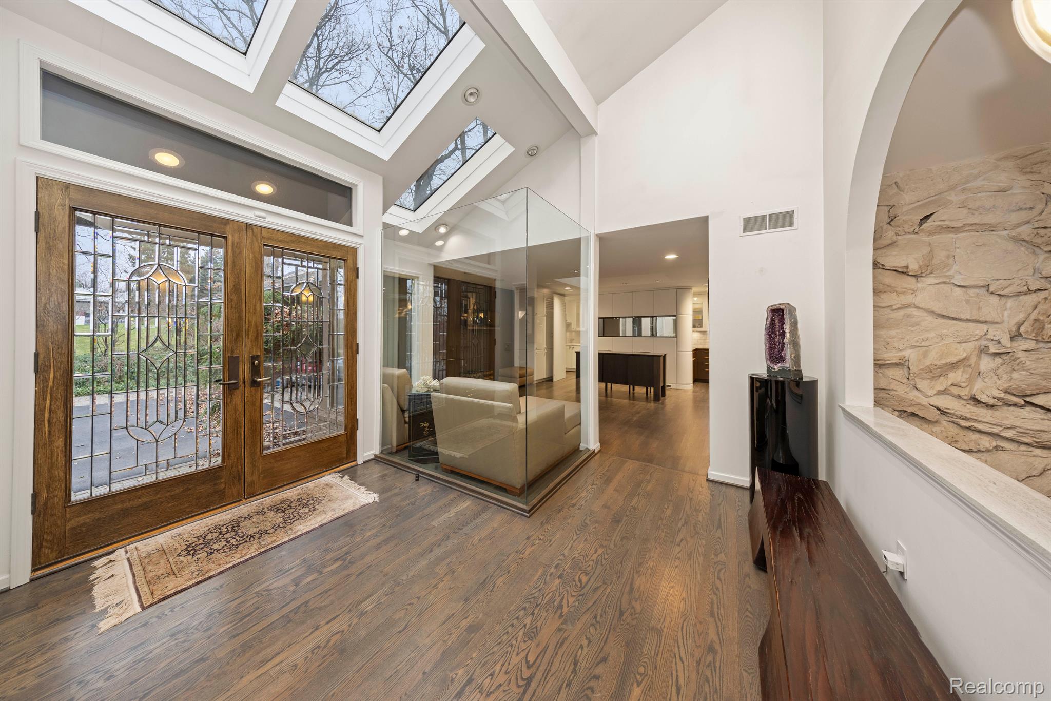 1725 LONG LAKE SHORE Drive