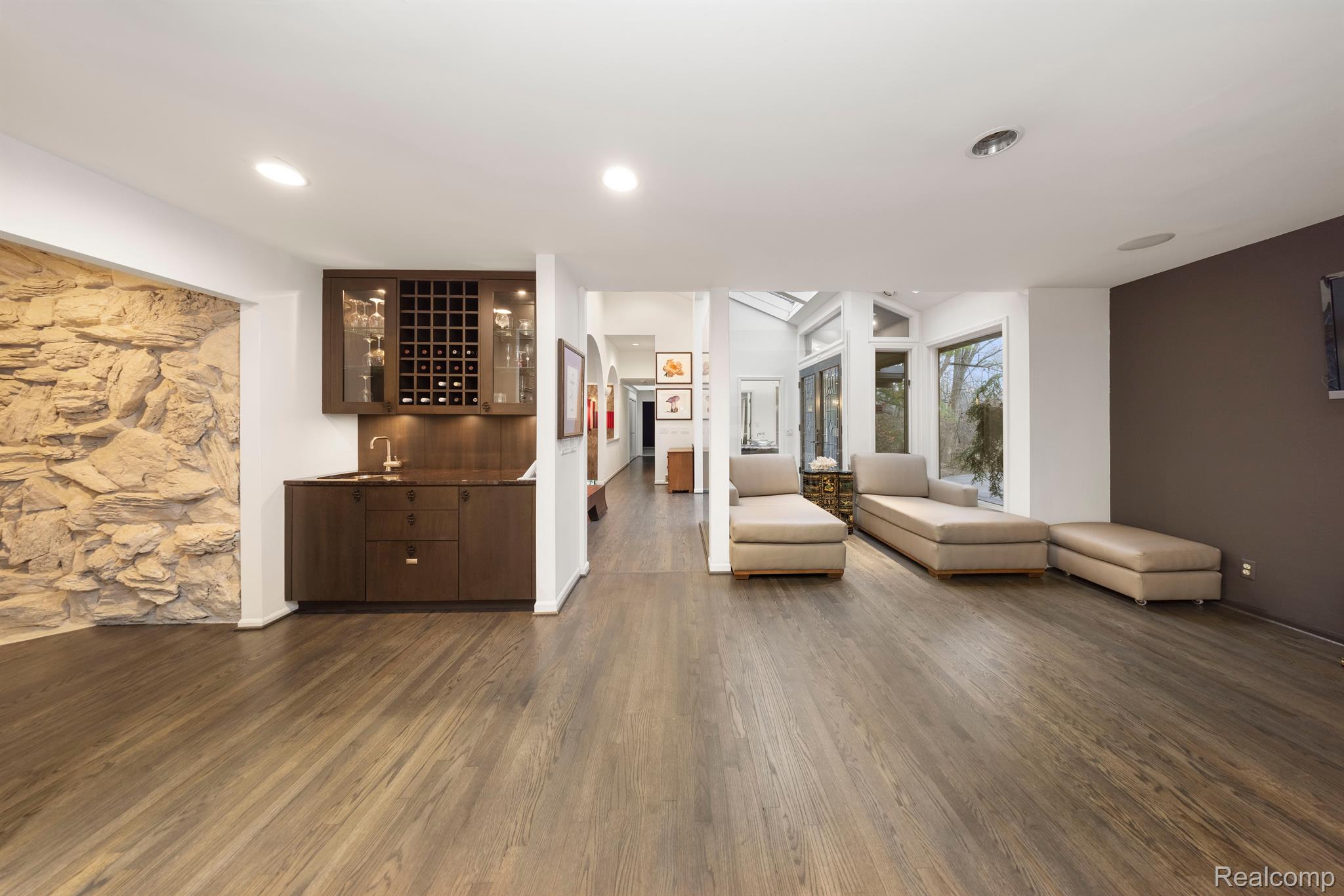 1725 LONG LAKE SHORE Drive