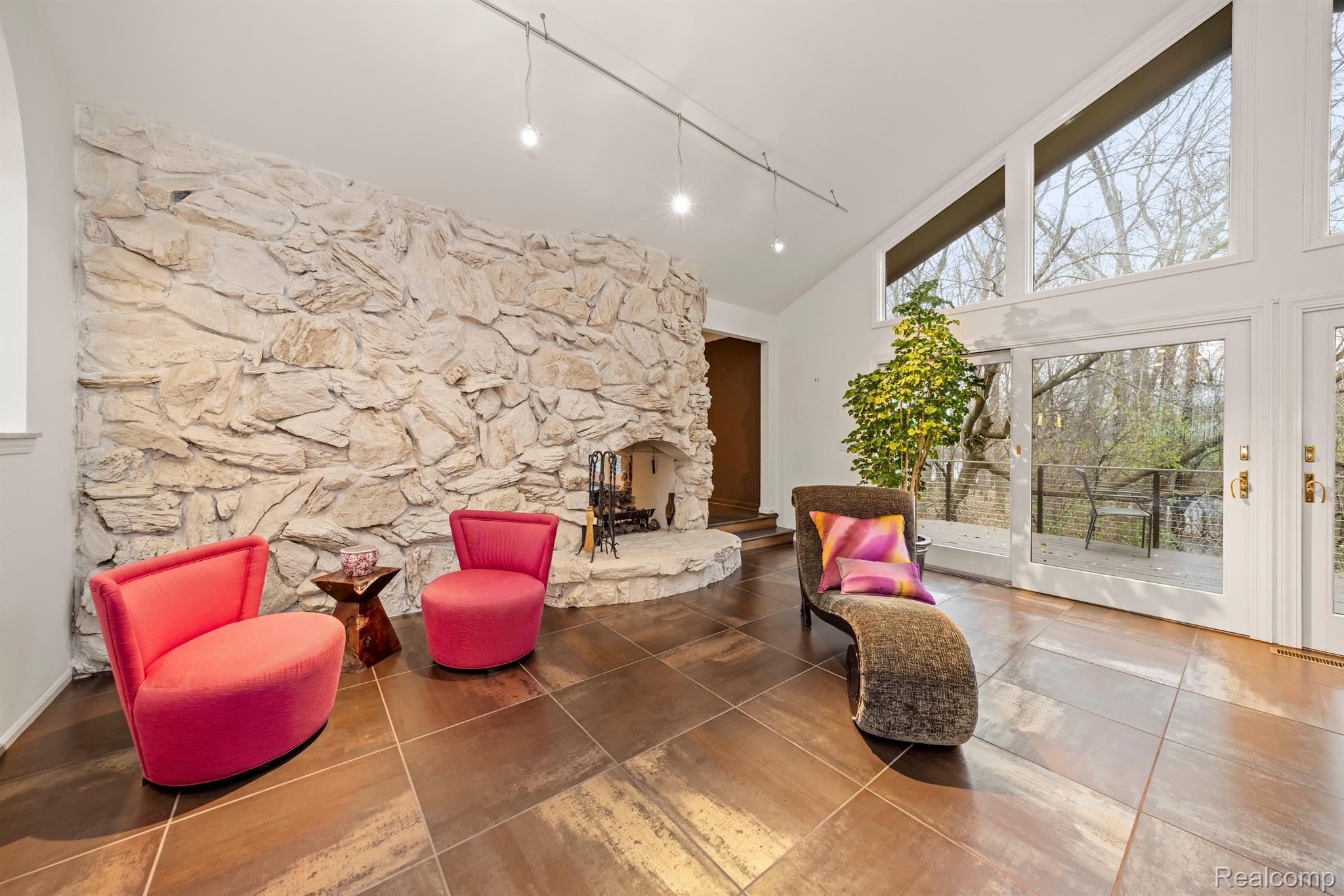 1725 LONG LAKE SHORE Drive