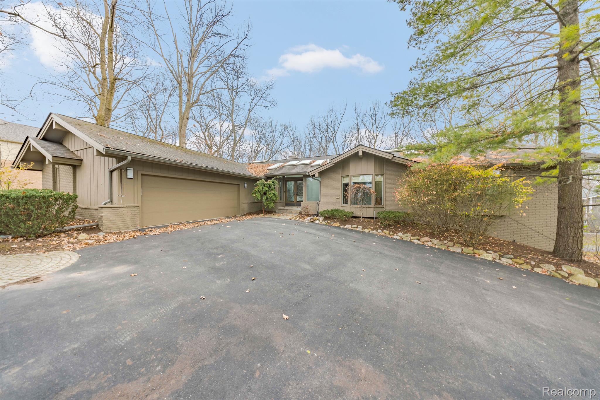 1725 LONG LAKE SHORE Drive