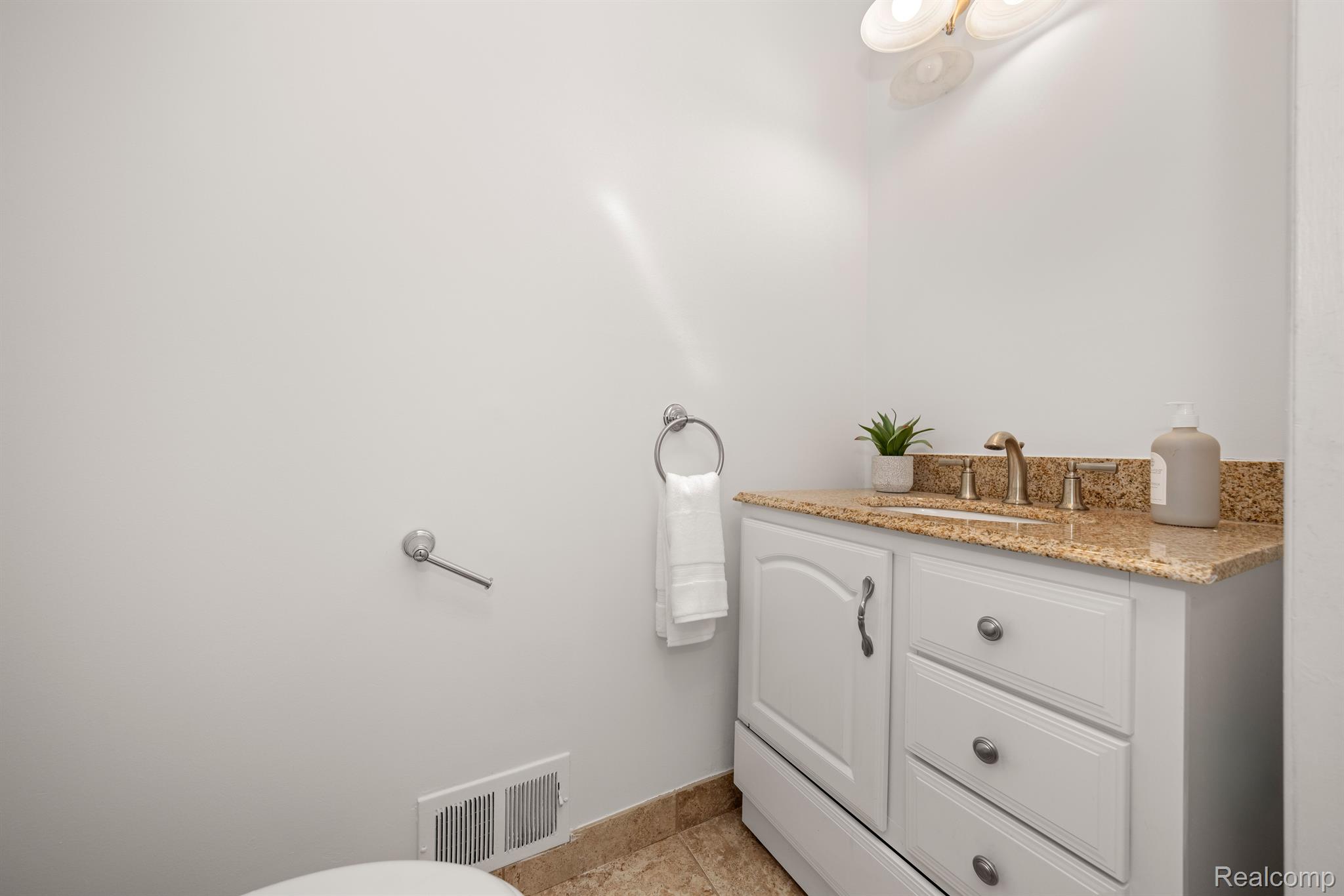 1206 CEDARHOLM Lane