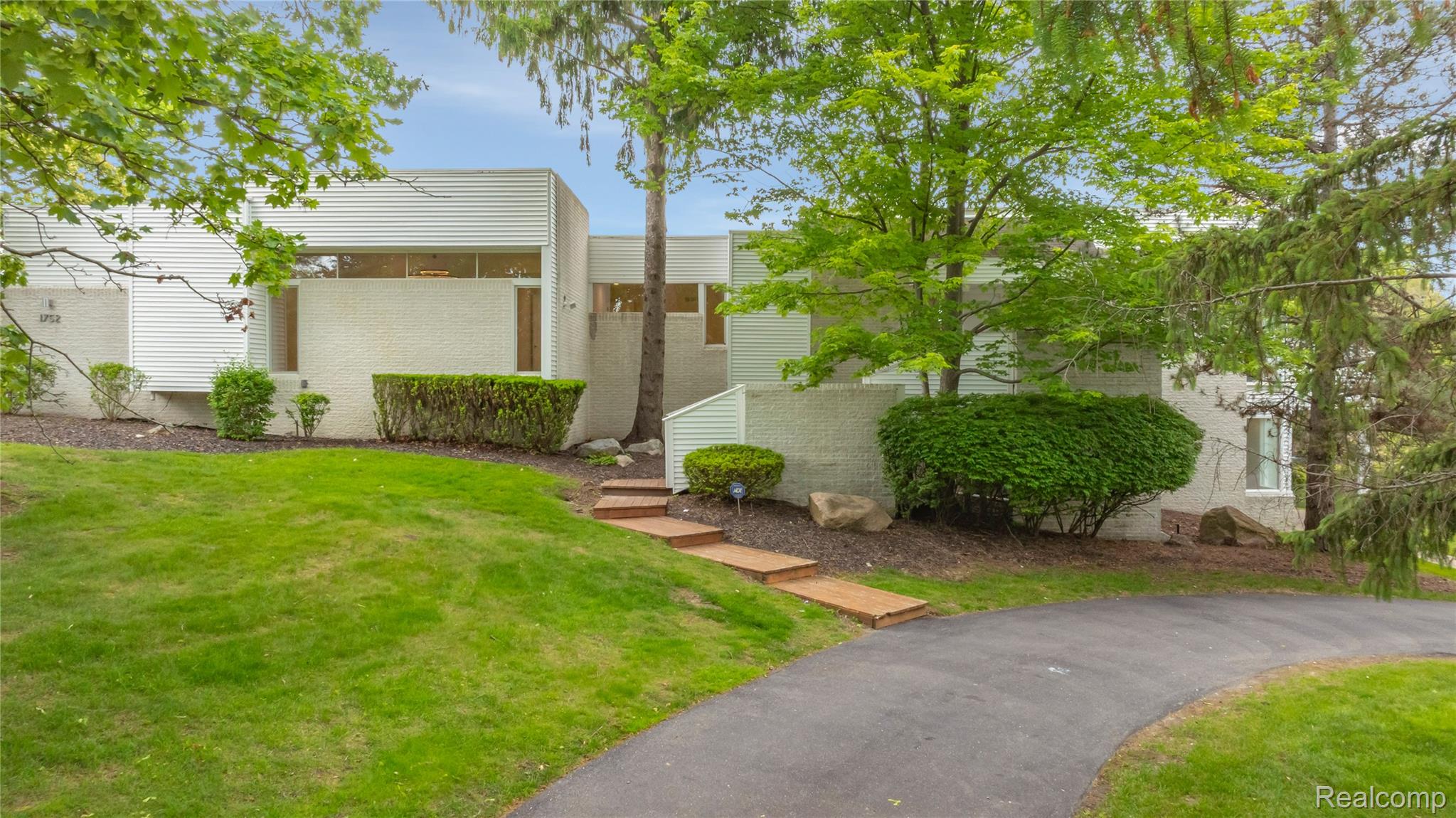 1752 Alexander Drive