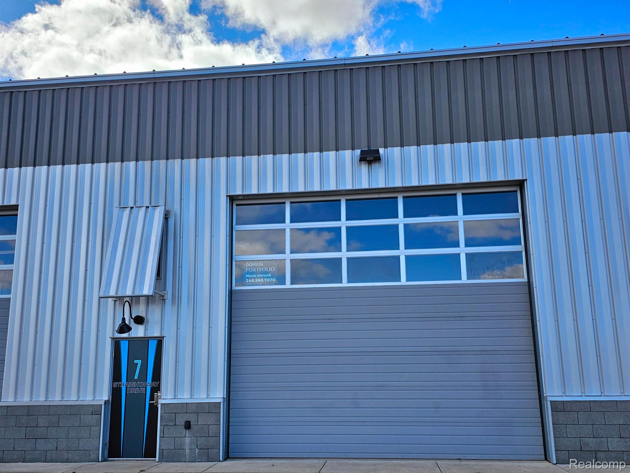 7 STRAIGHTAWAY Drive