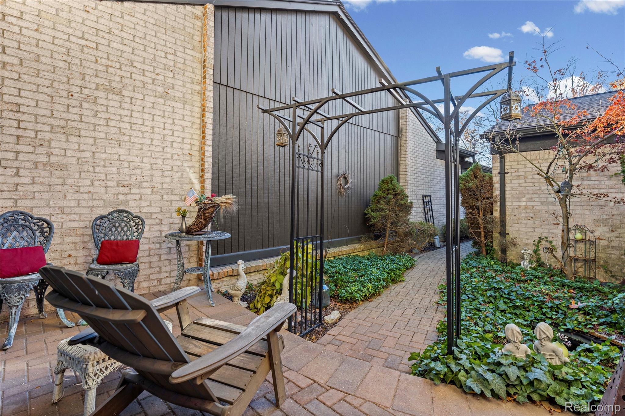 4261 Wabeek Lake Drive S