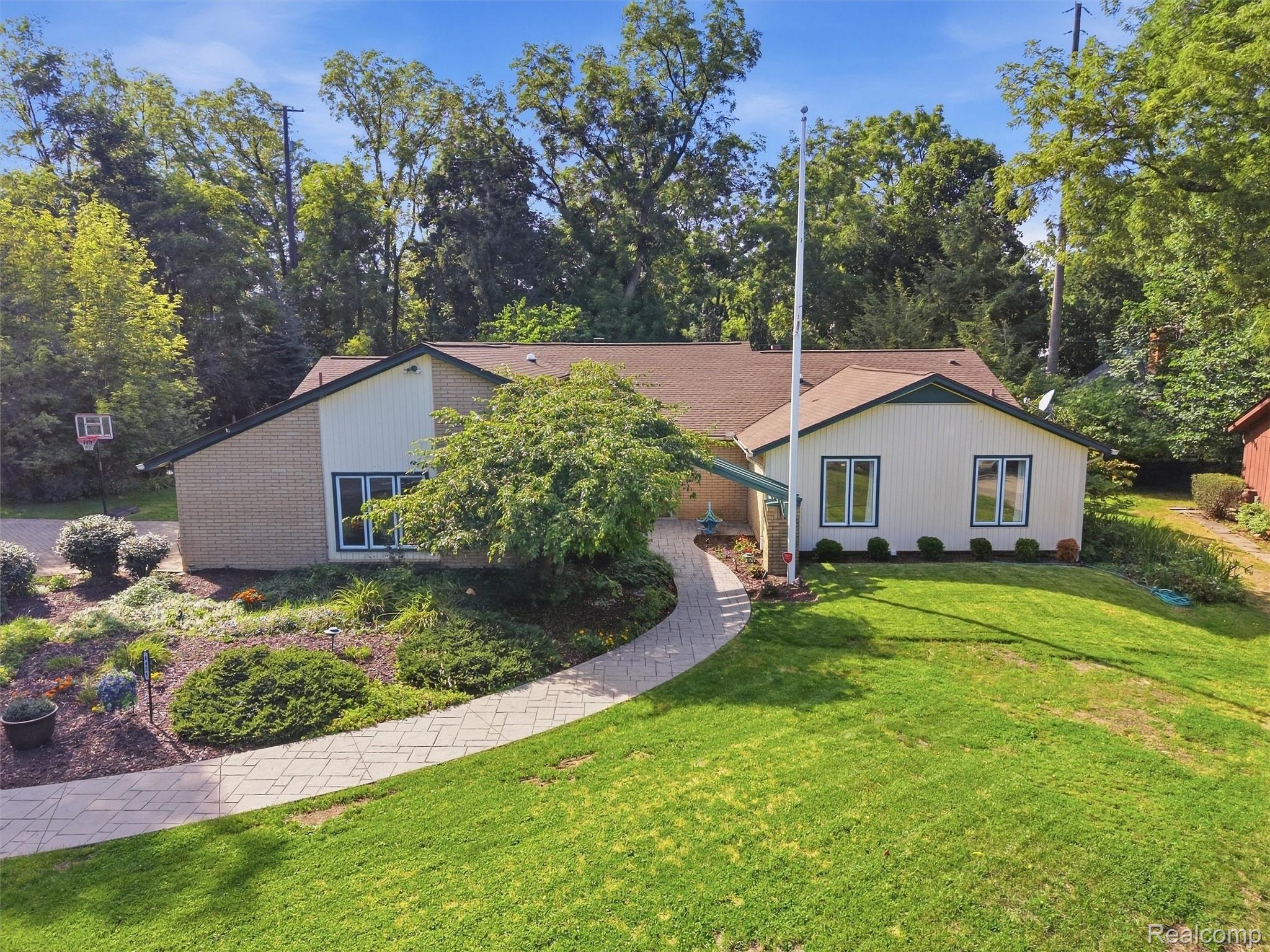 4486 Southmoor Lane West Bloomfield MI