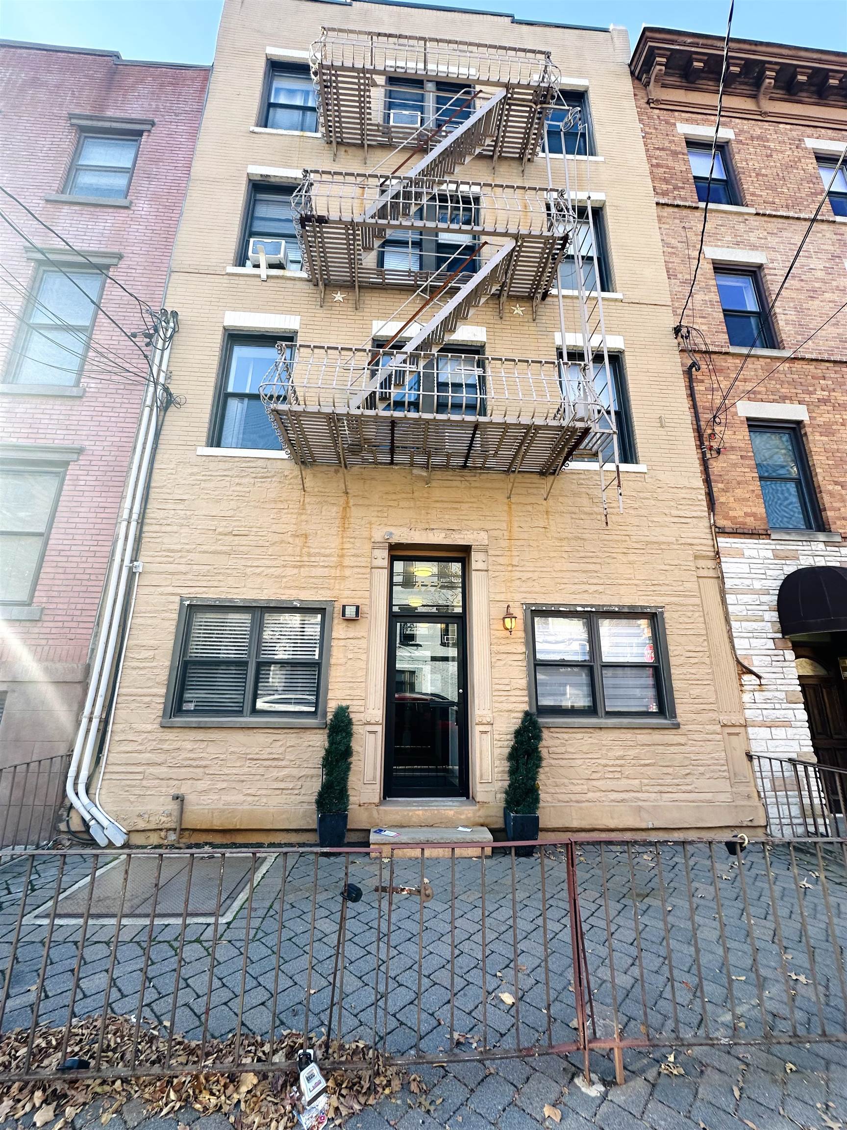 422 BLOOMFIELD ST Unit: 1R