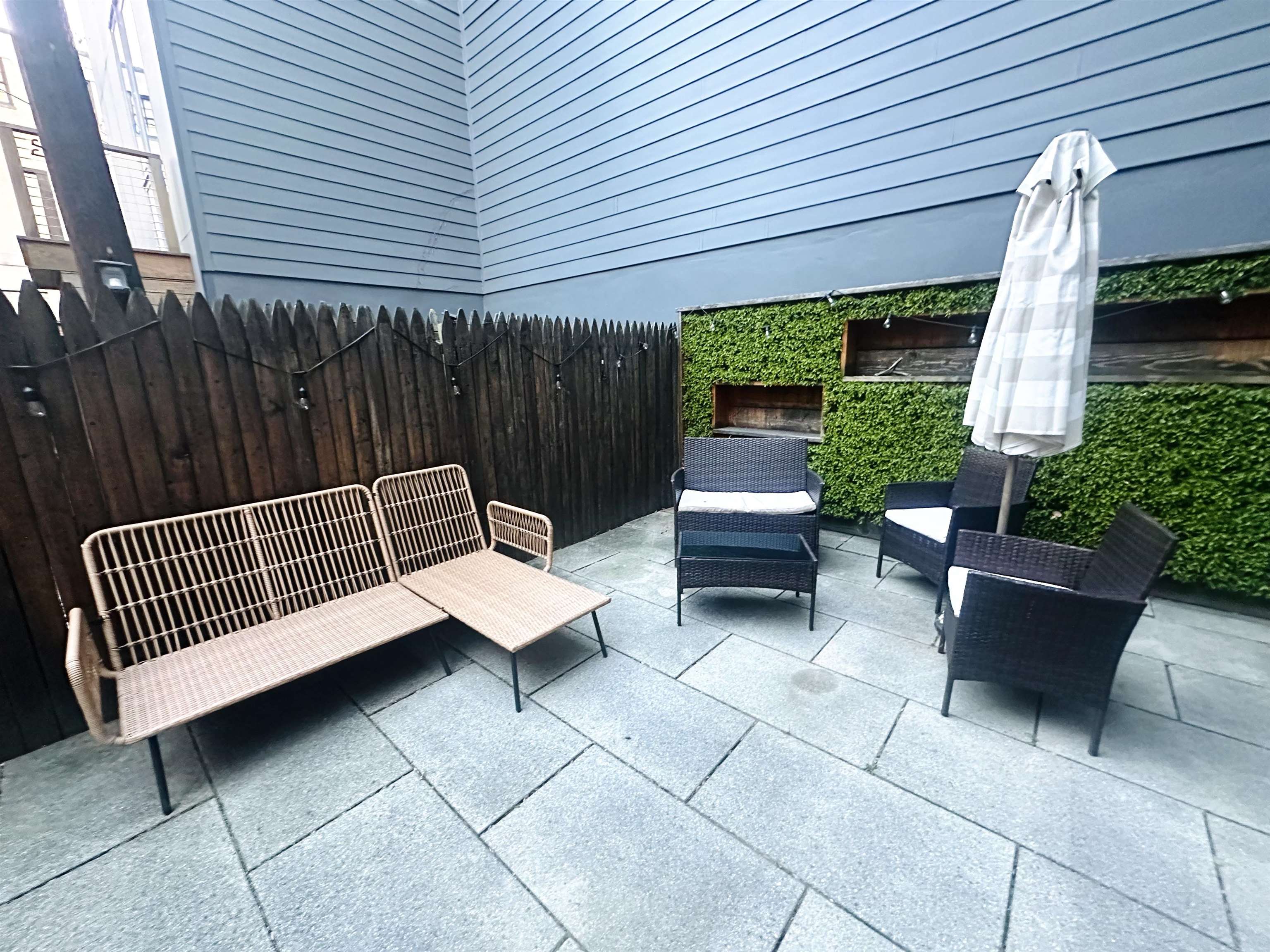 422 BLOOMFIELD ST Unit: 1R