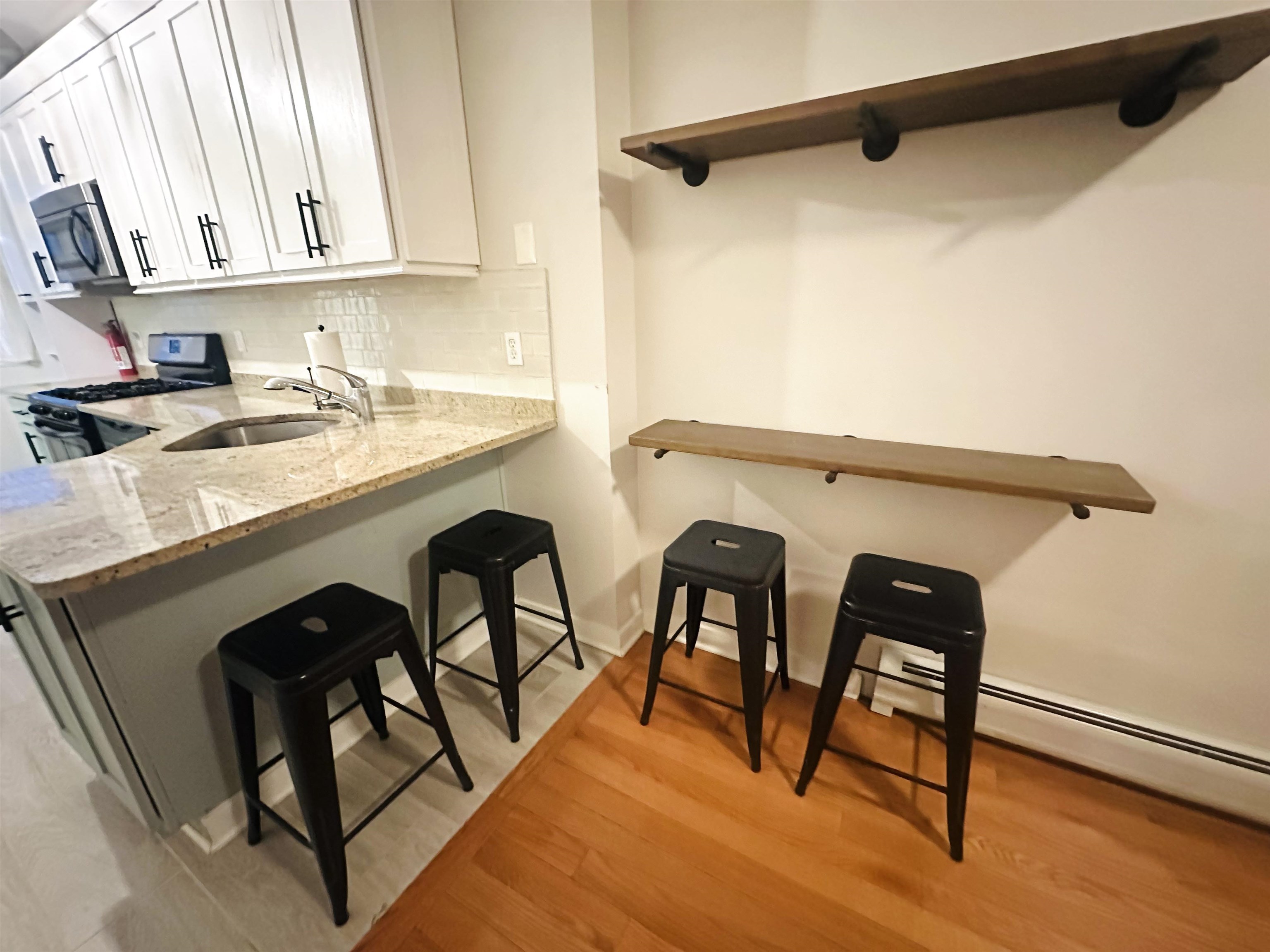 422 BLOOMFIELD ST Unit: 1R